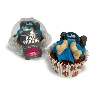 THE BARKING BAKERY CAROB WOOFIN MET BLAUW GLAZUUR THE BARKING BAKERY CAROB WOOFIN MET BLAUW GLAZUUR