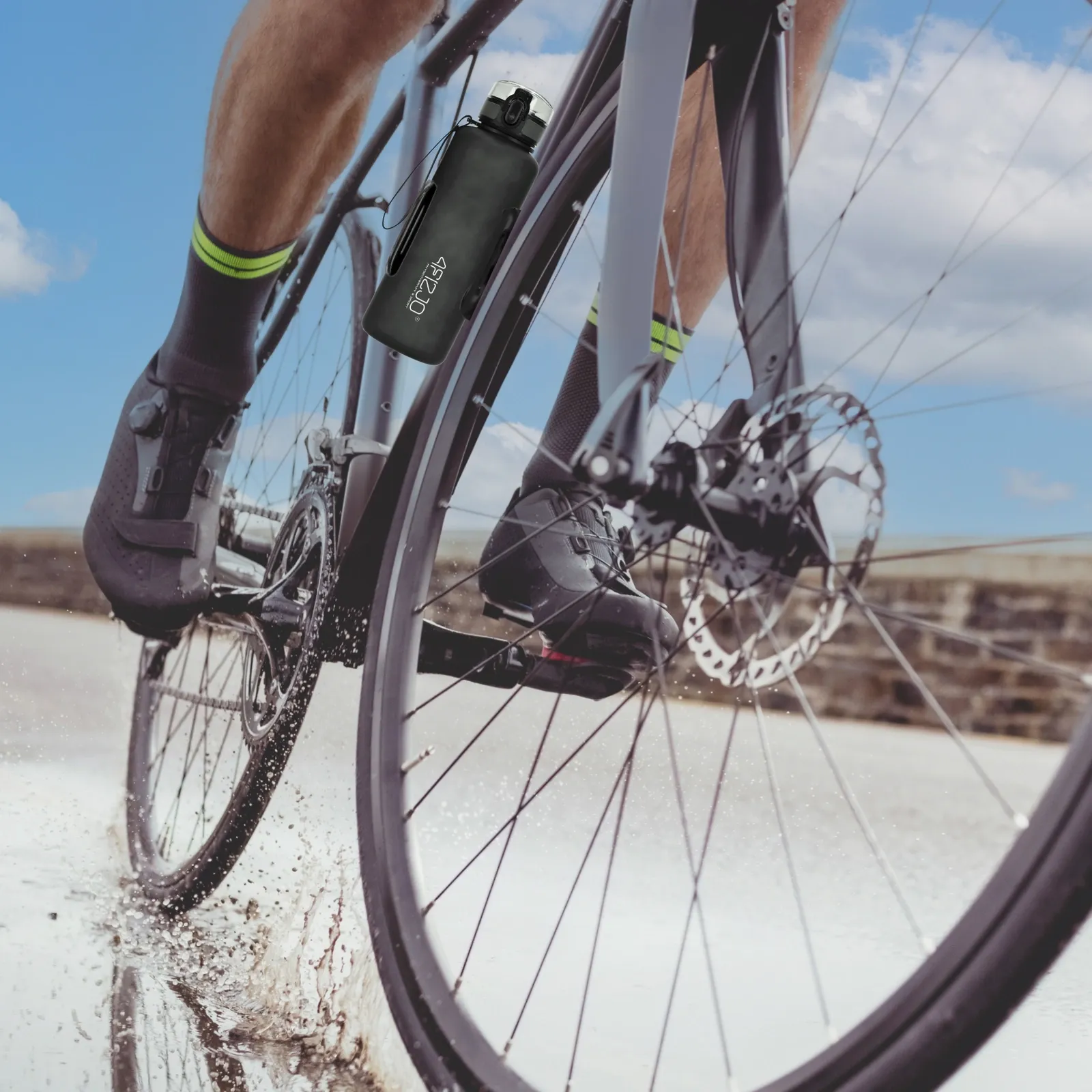 1 l juodas sportinis vandens butelis