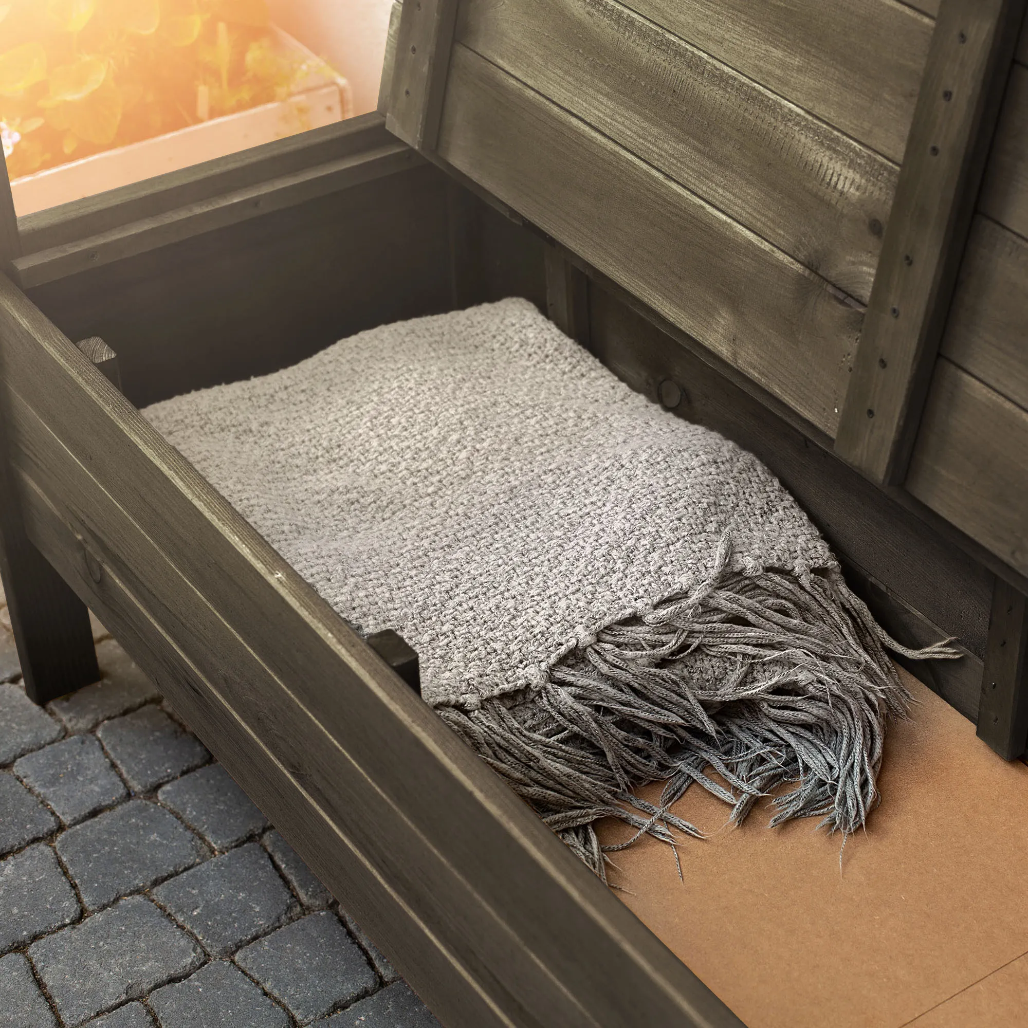 Gravet rudas sodo suolas su skrynia