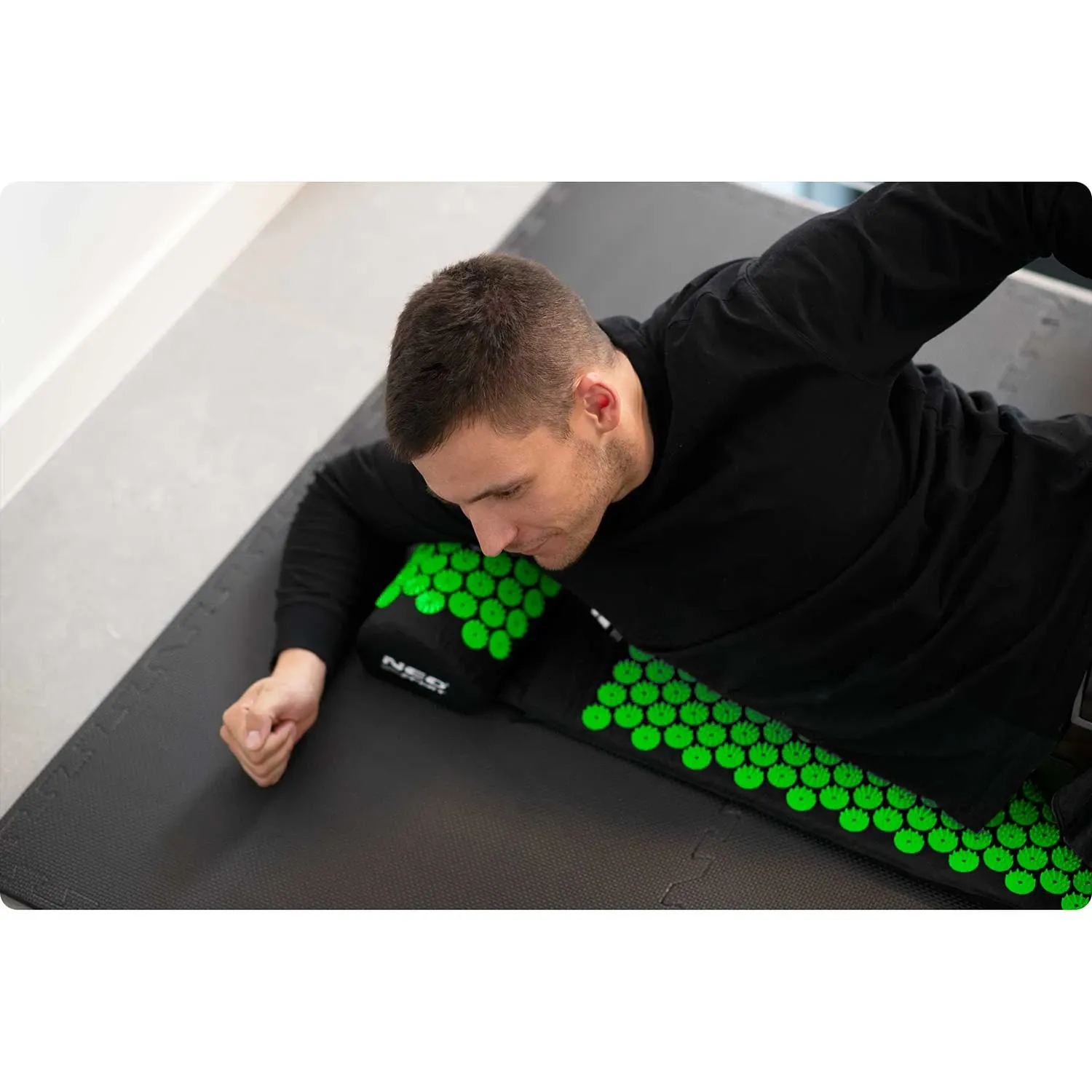 Neo-Sport NS-901 akupresūros kilimėlis su smaigaliais, juodas ir žalias - nuotrauka 1