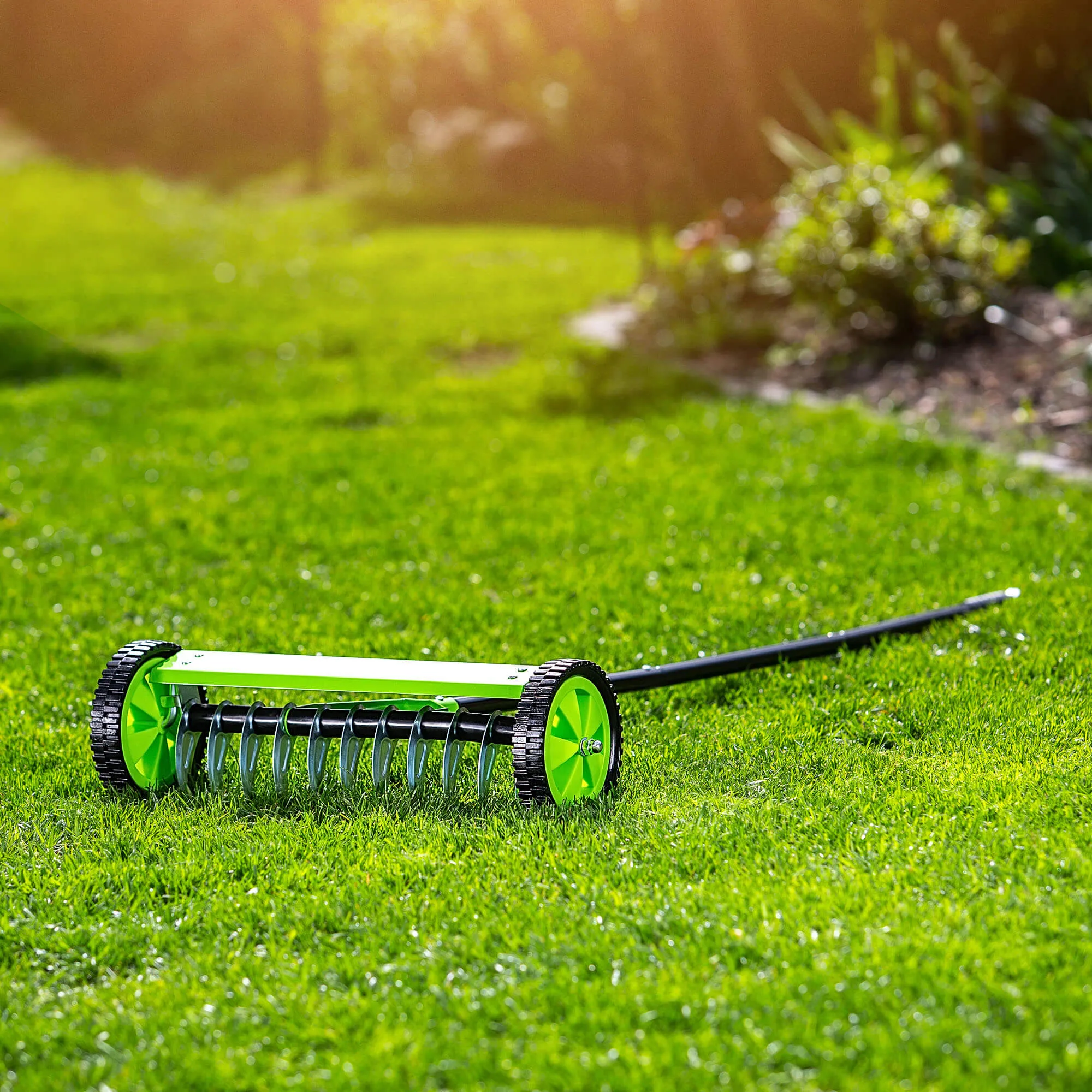 Rovigo vienpusis rankinis vejos aeratorius ant ratukų, 130 x 48 cm, žalias