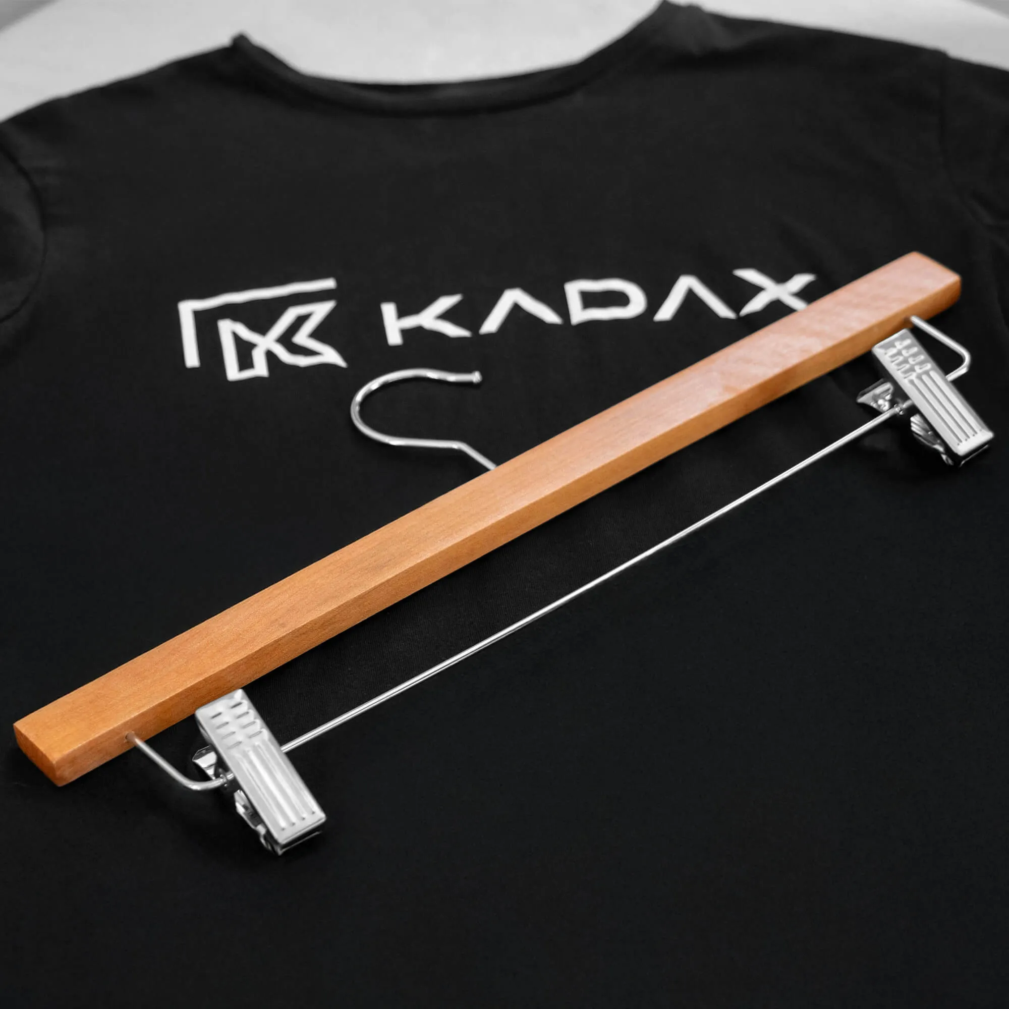 Husson medinė drabužių pakaba su spaustukais, 3 vnt.