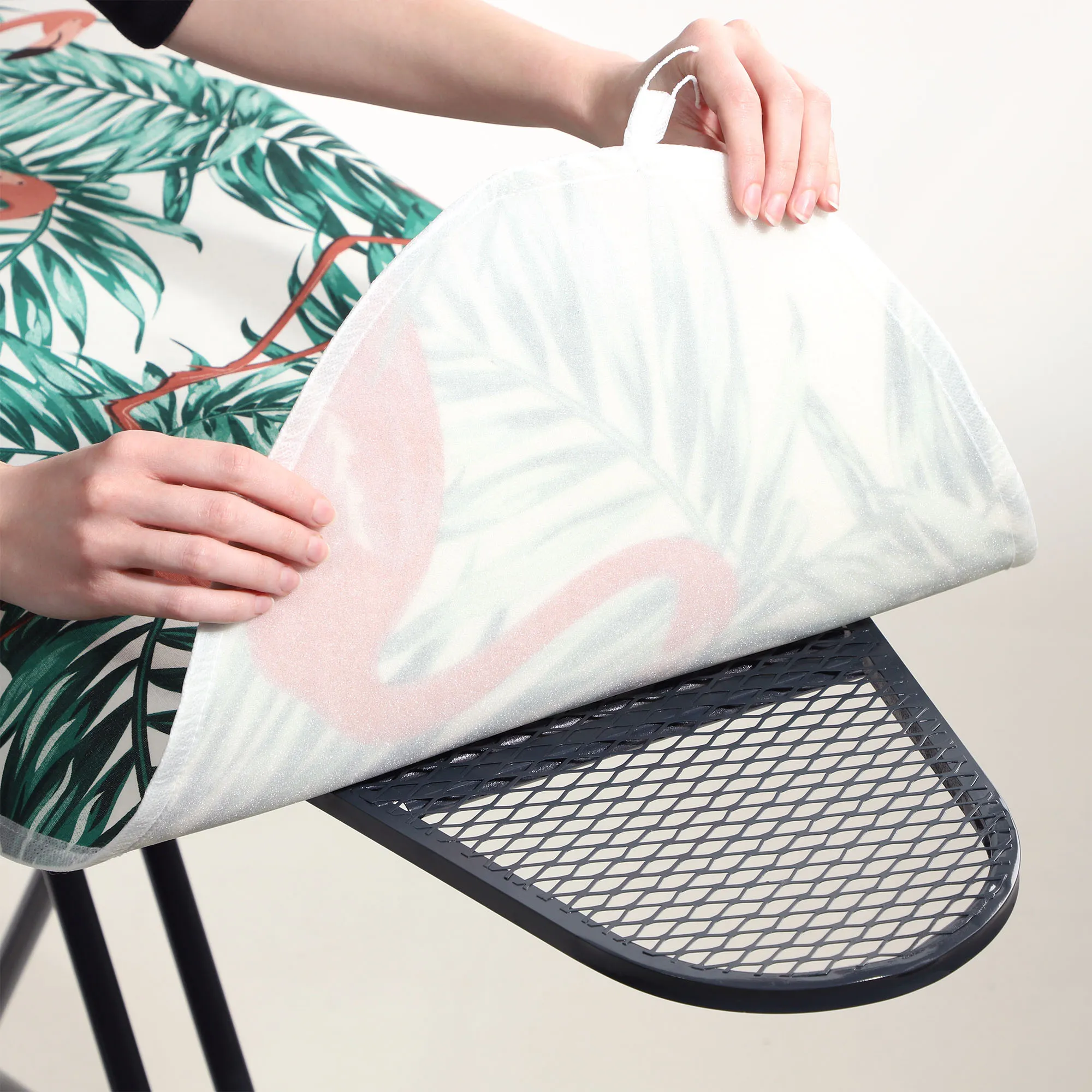 „Tena Flamingos“ lyginimo lentos užvalkalas, tamprus, 148 x 52 cm