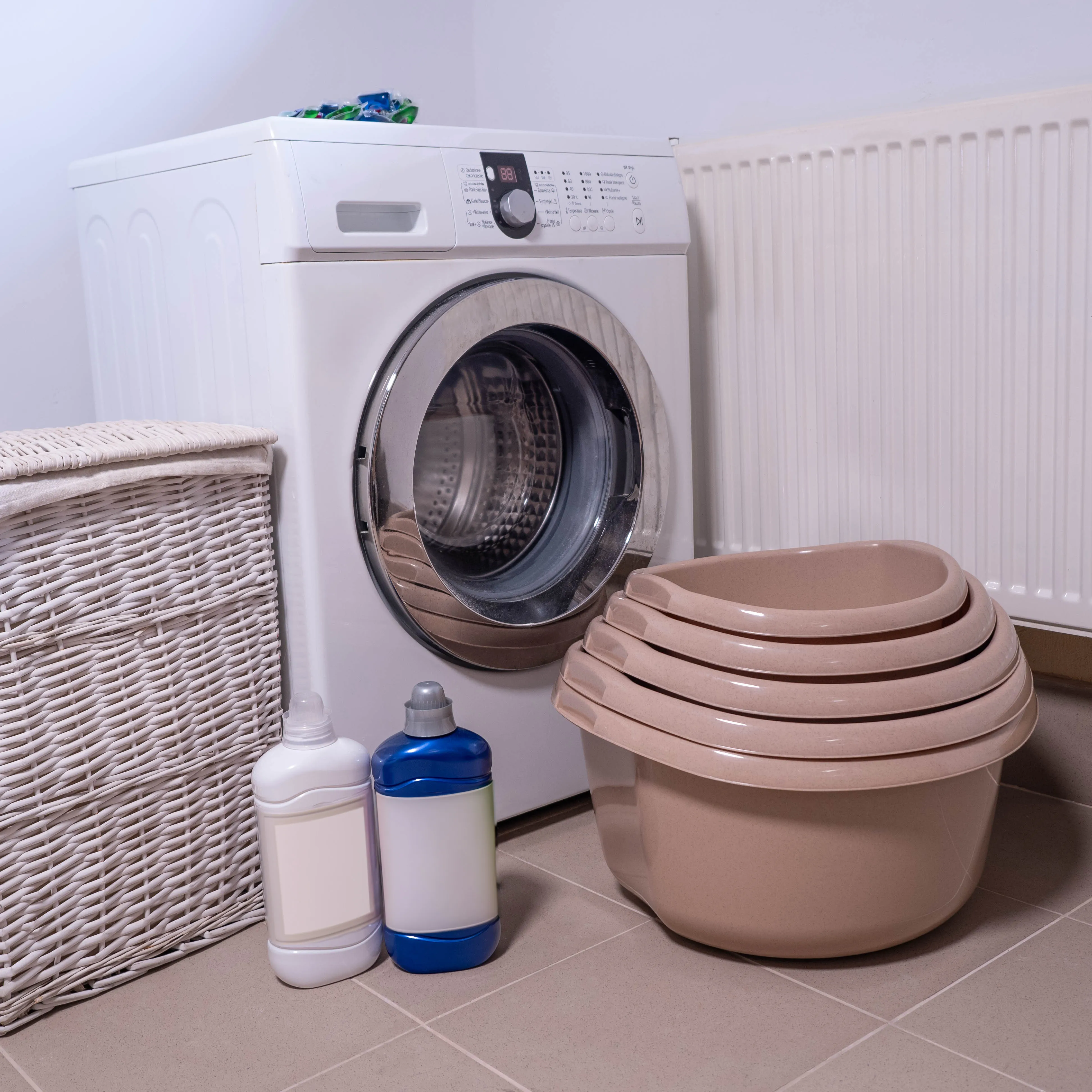 Treix 15 l smėlio spalvos plastikinis praustuvas su rankenomis