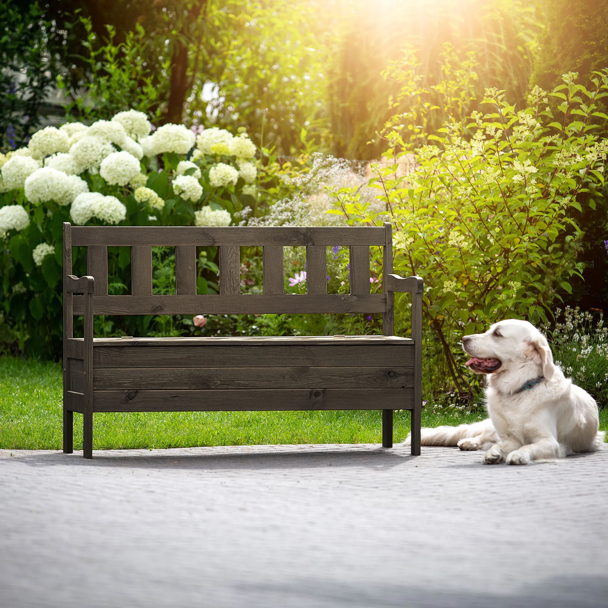 Gravet rudas sodo suolas su skrynia