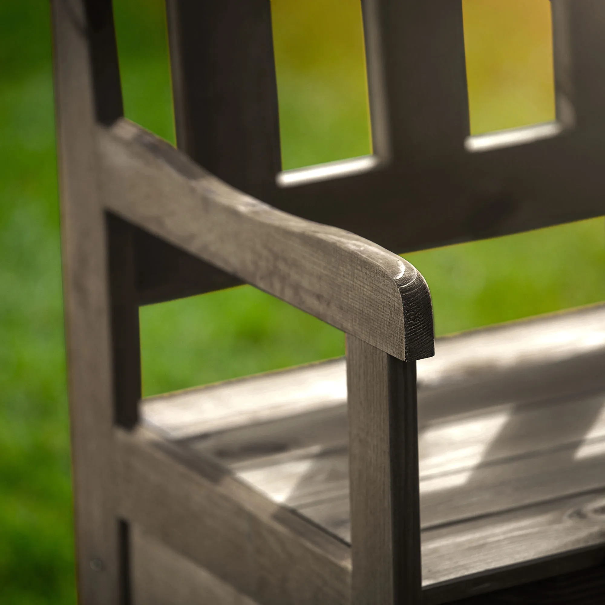 Gravet rudas sodo suolas su skrynia