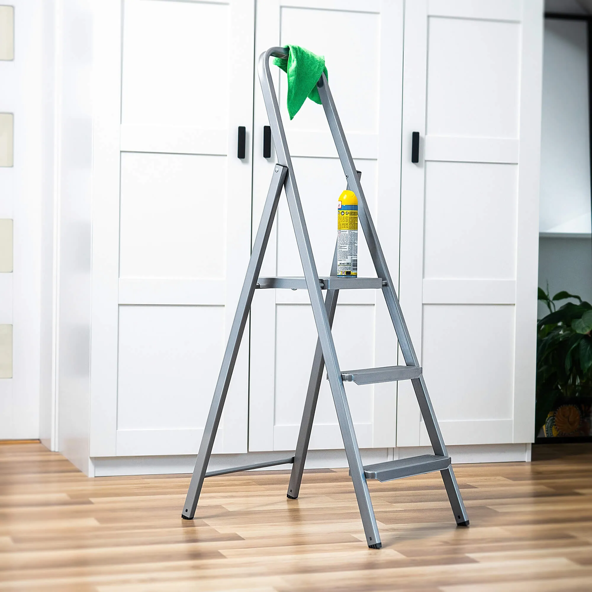 Plieninės kopėčios su platforma Ceriana 3 pakopų 125 kg