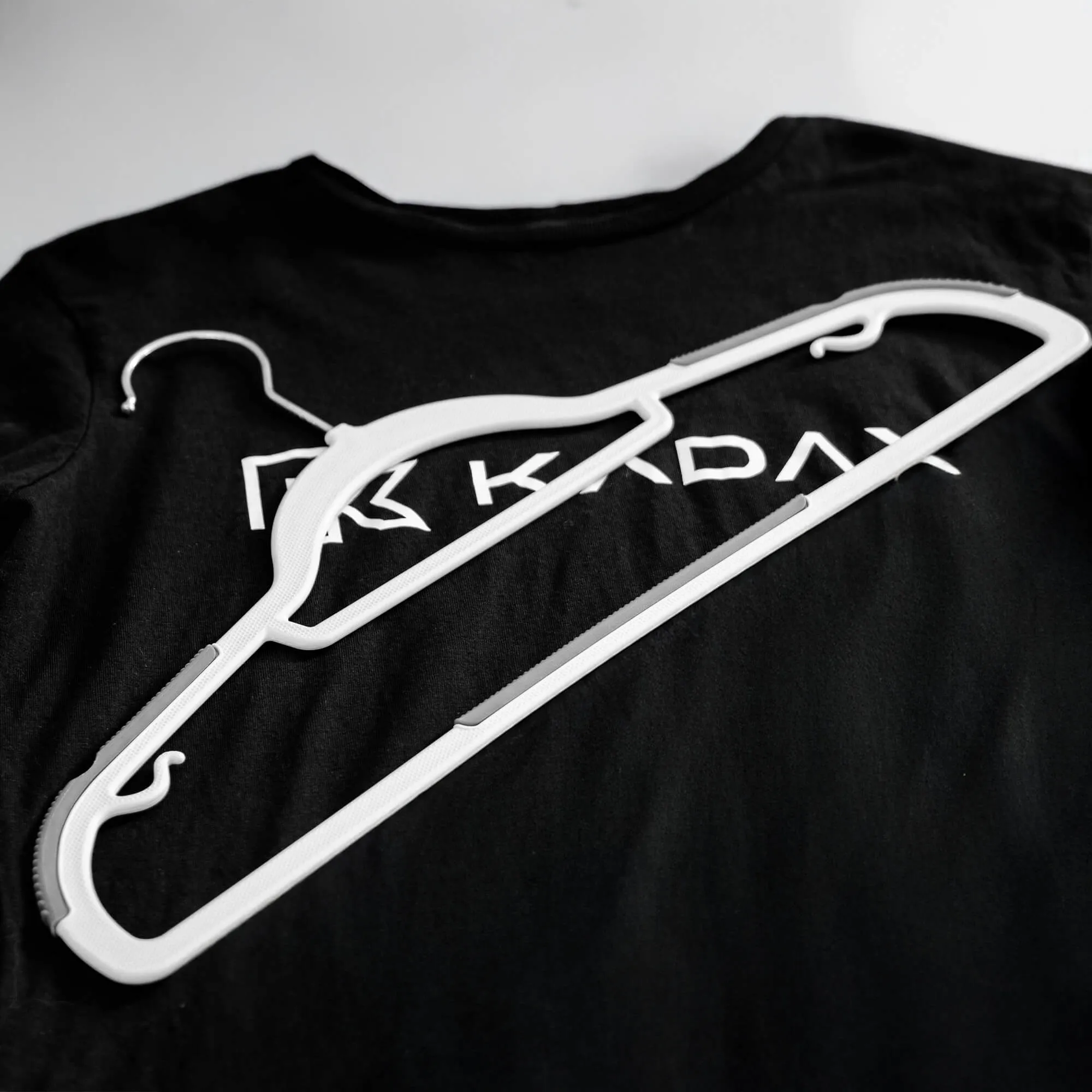 „Cuves“ drabužių pakaba su neslystančiu paviršiumi, pilka, 10 vnt.