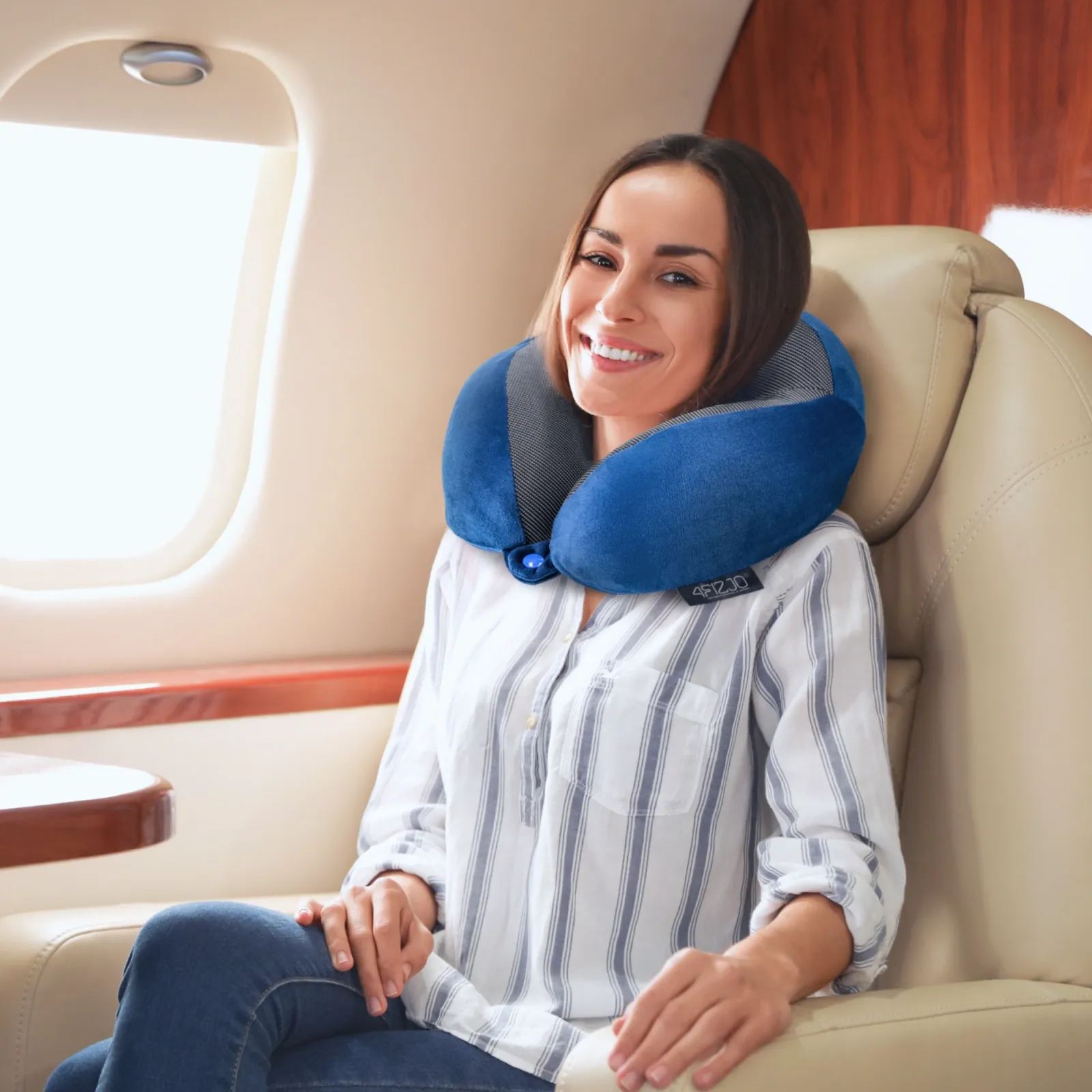 Tamsiai mėlyna kruasaninė kelioninė pagalvė miegui