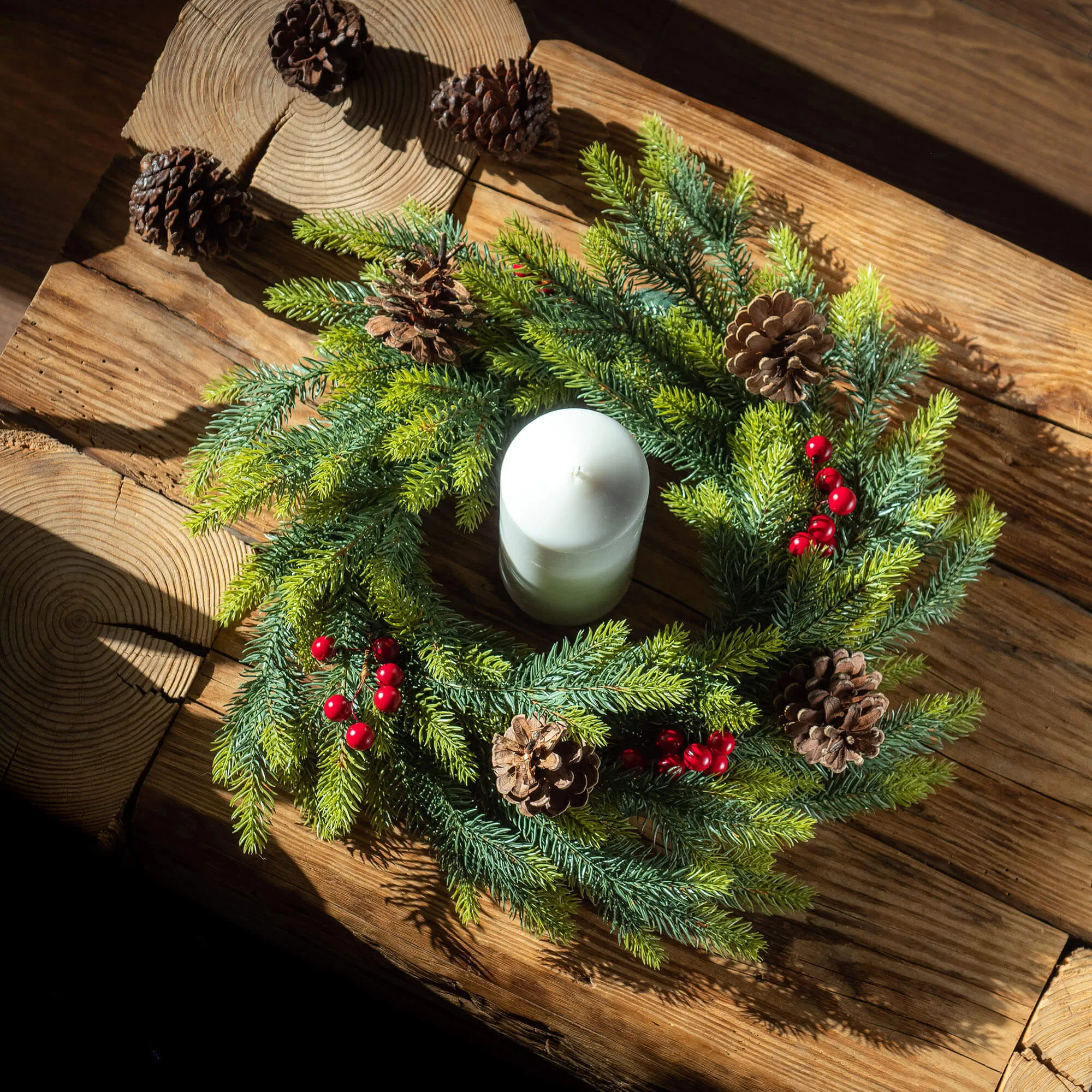 Kalėdinis vainikas su pušies kankorėžiais ir Luaros šermukšnių uogomis 20 cm