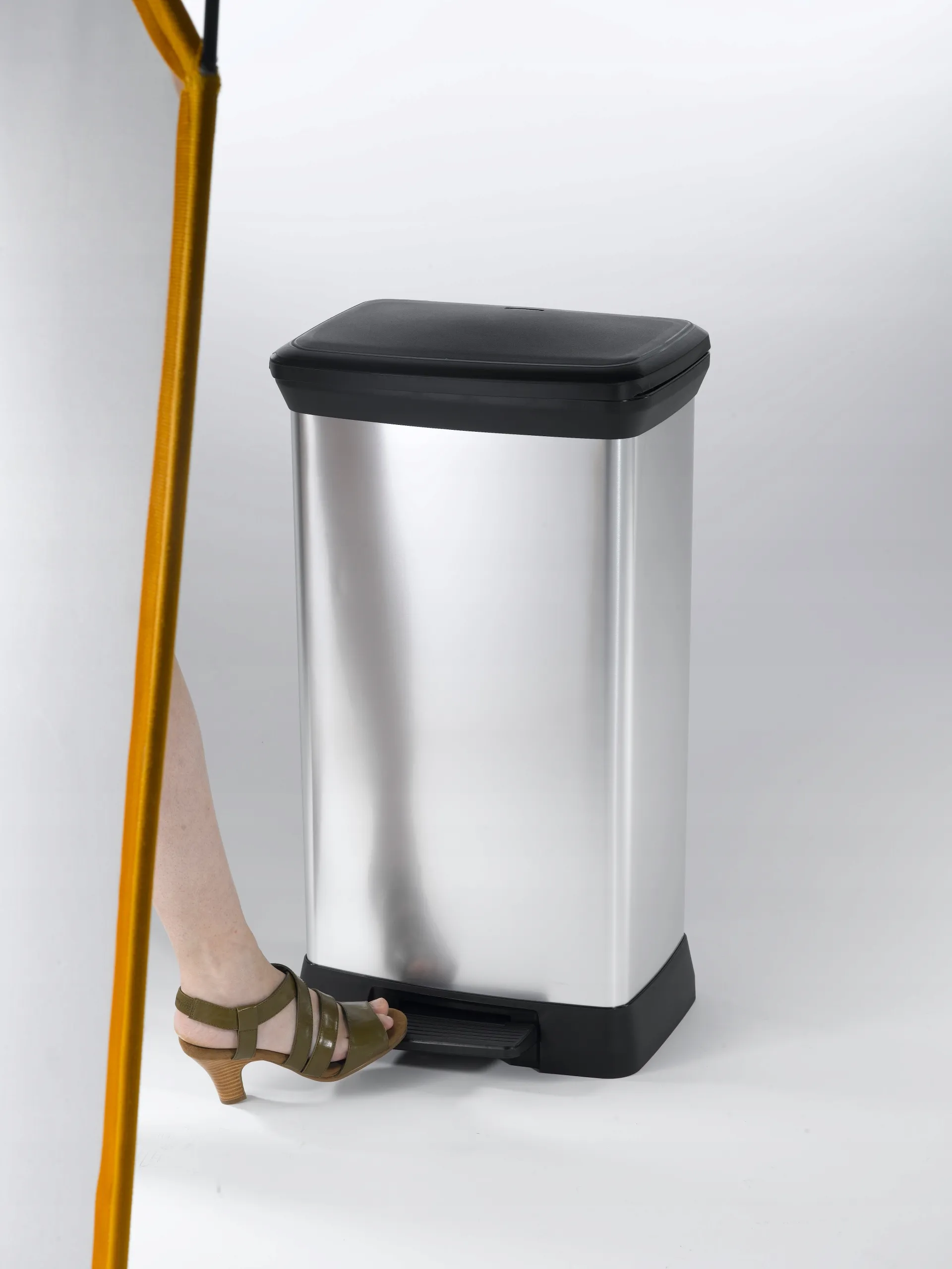 50 litrų talpos „Curver Deco“ šiukšliadėžė, metalizuota