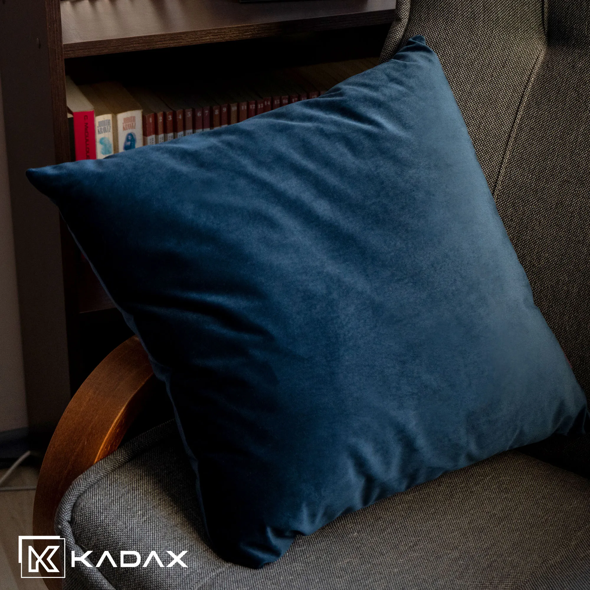 Dekoratyvinė aksominė pagalvėlė 46 x 46 cm, tamsiai mėlyna