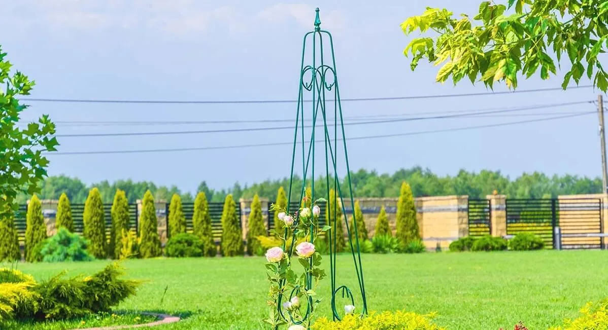 Sodo piramidė gėlėms 30 x 150 cm