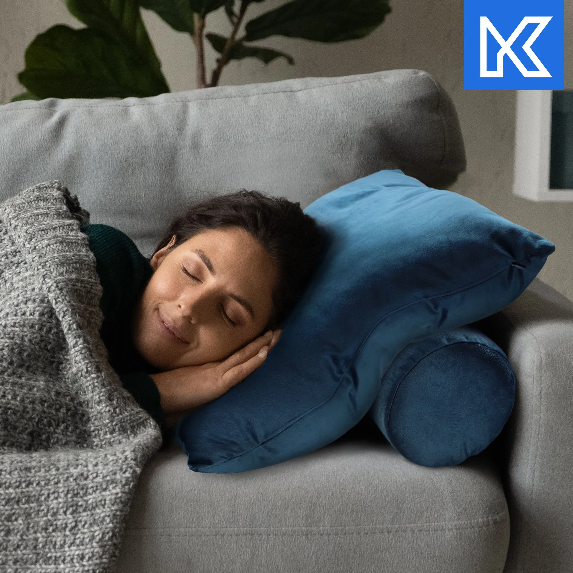 Dekoratyvinė aksominė pagalvėlė 46 x 46 cm, tamsiai mėlyna