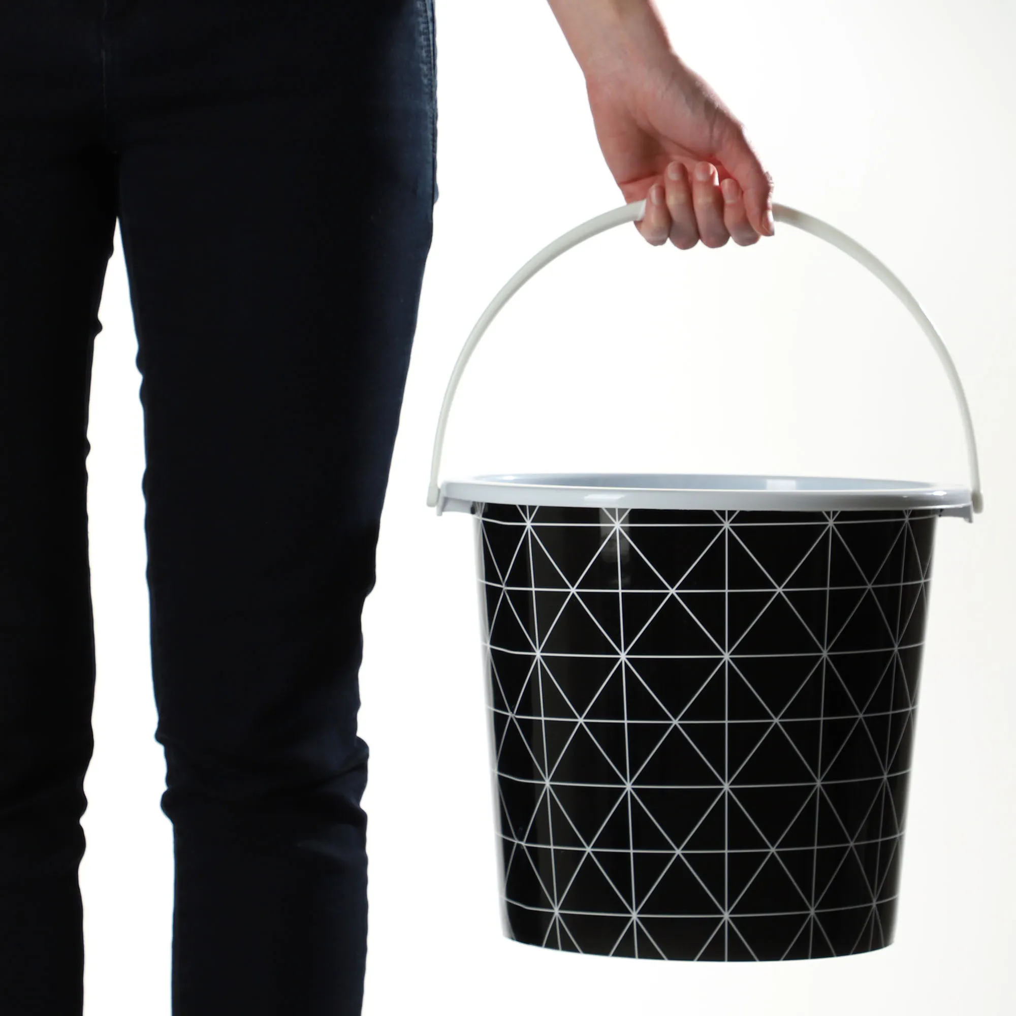 Ars 10 l plastikinis kibiras, juodas su trikampiais