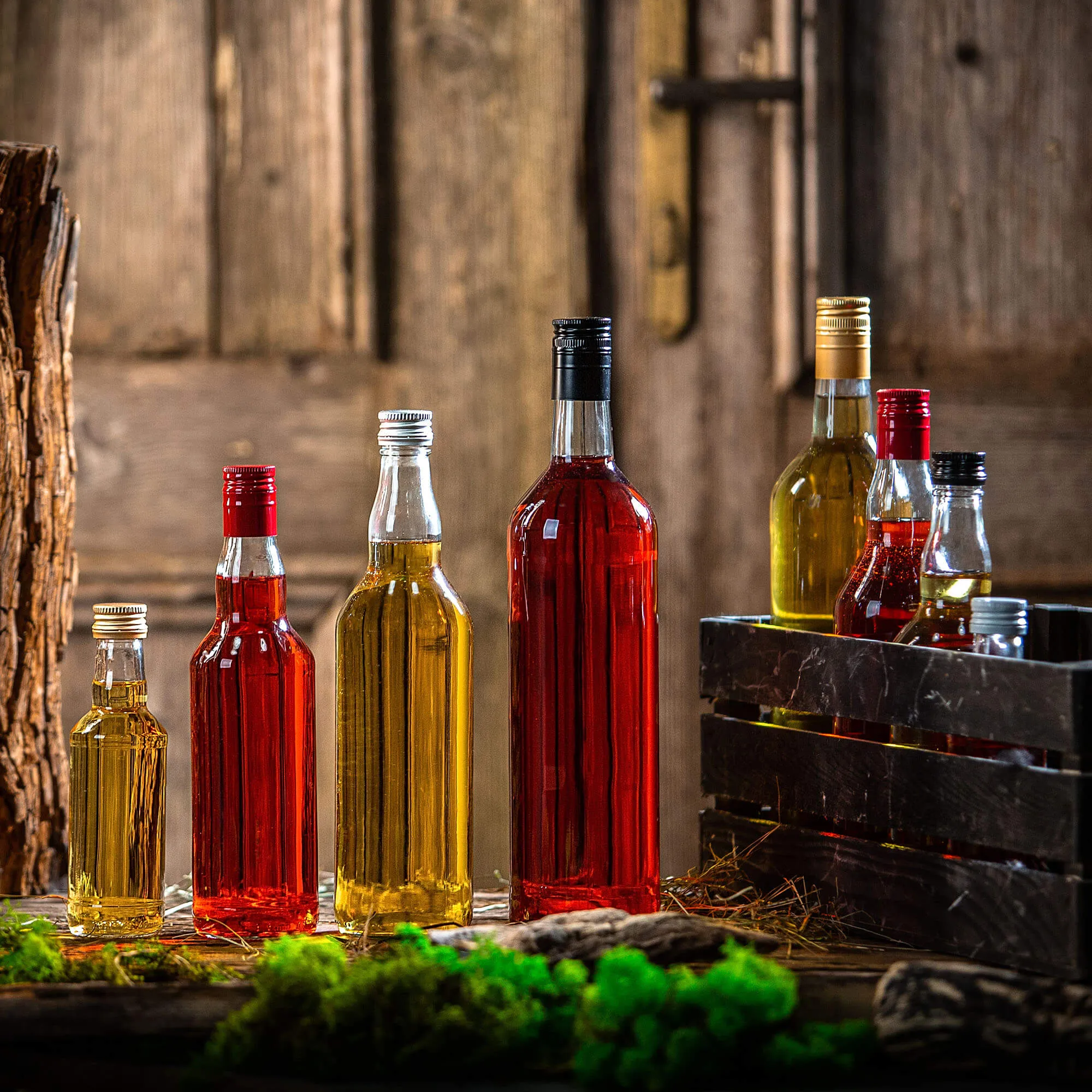 Monopol stiklinis butelis 200 ml su ilgu juodu dangteliu 1 vnt.