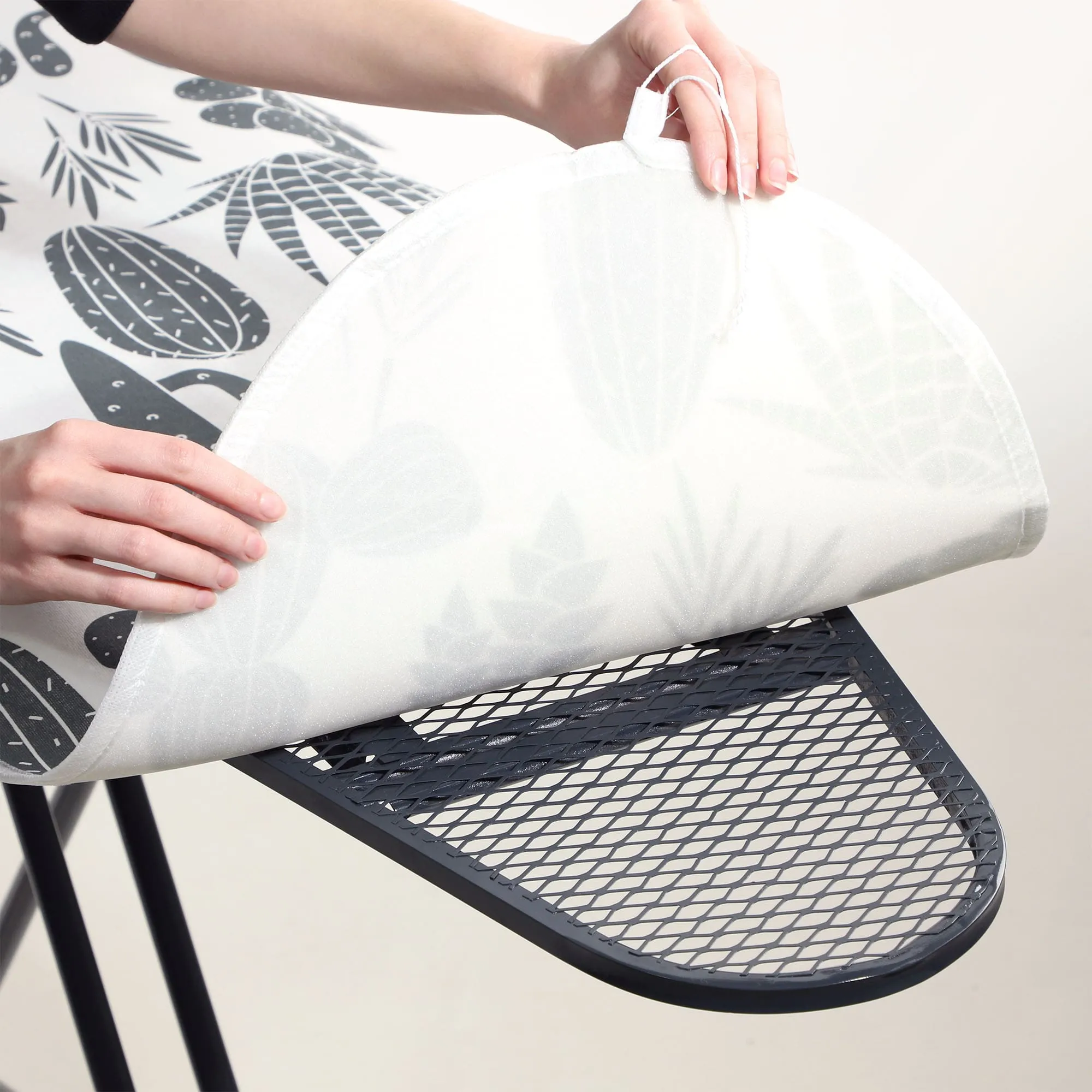 „Tena“ lyginimo lentos užvalkalas, 132 x 48 cm, tamprus, kaktusų formos