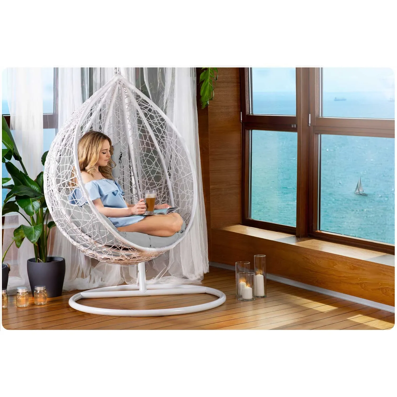 Havana pakabinama supamoji sodo kėdė, balta + šviesiai pilkos pagalvėlės - nuotrauka 1