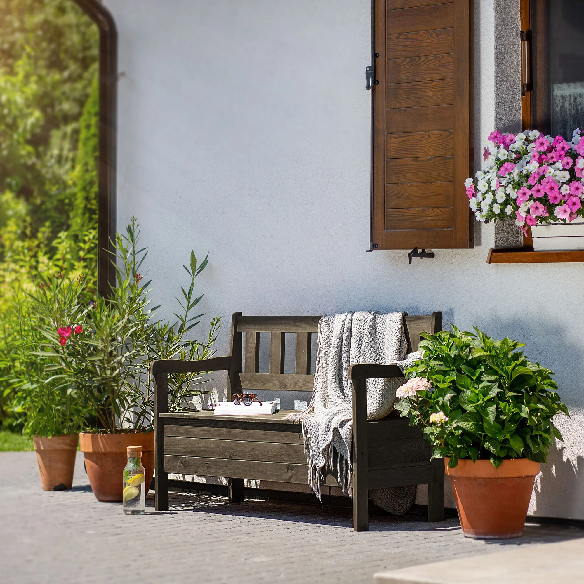 Gravet rudas sodo suolas su skrynia