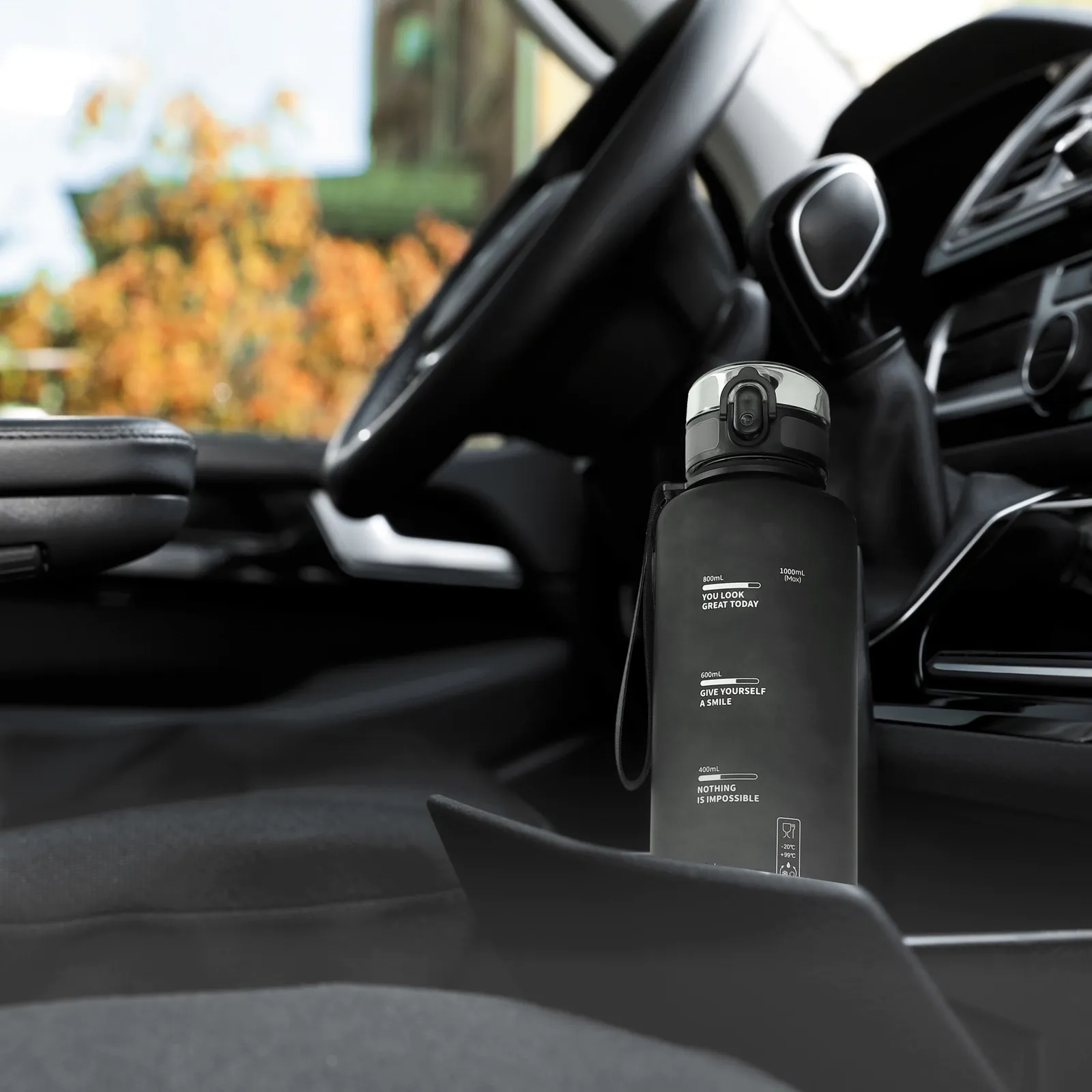 1 l juodas sportinis vandens butelis