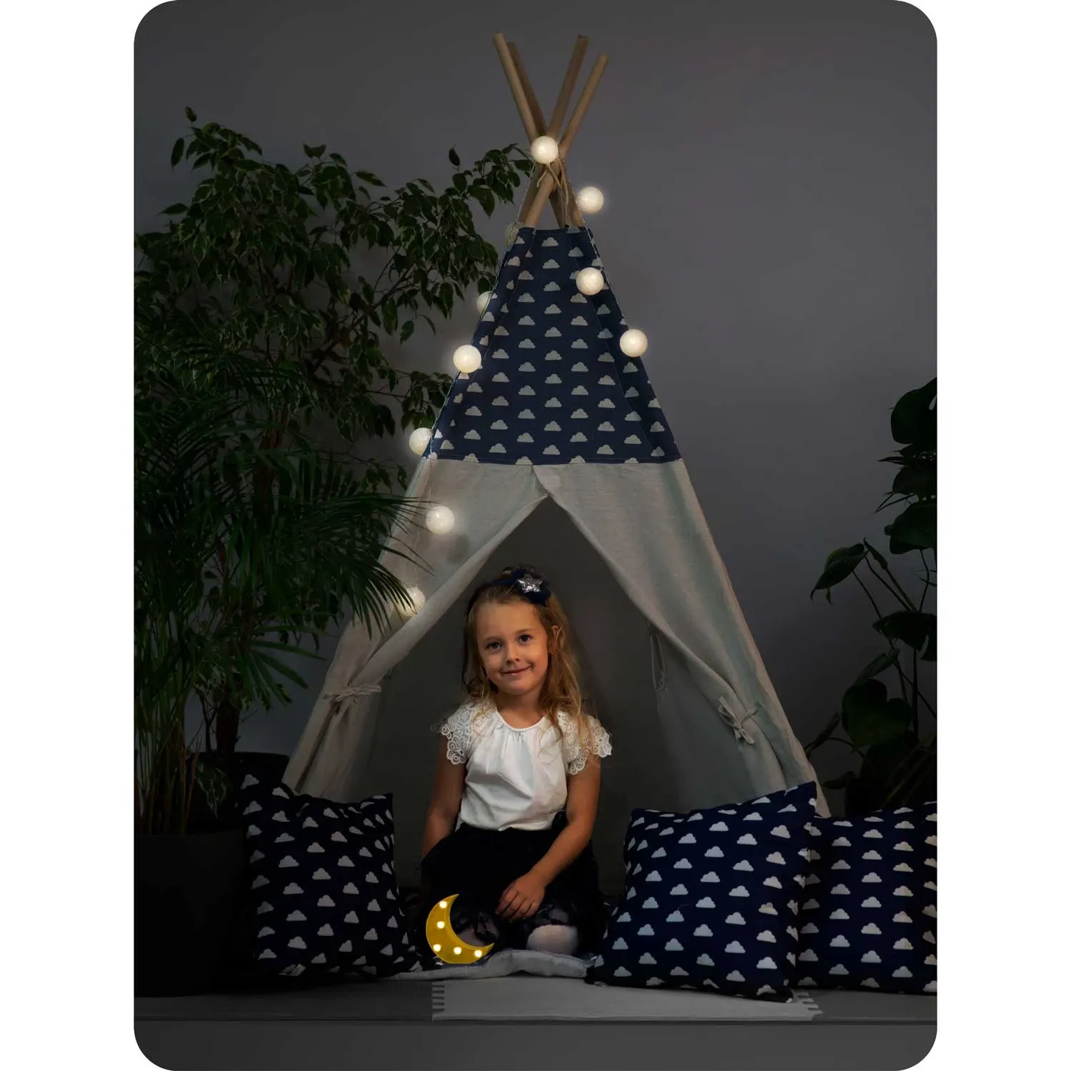 Vaikiška tipi palapinė su girlianda ir lemputėmis - tamsiai mėlyna su debesėliais - nuotrauka 1