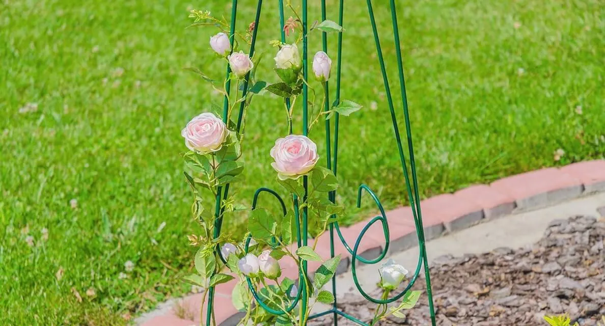 Sodo piramidė gėlėms 30 x 150 cm