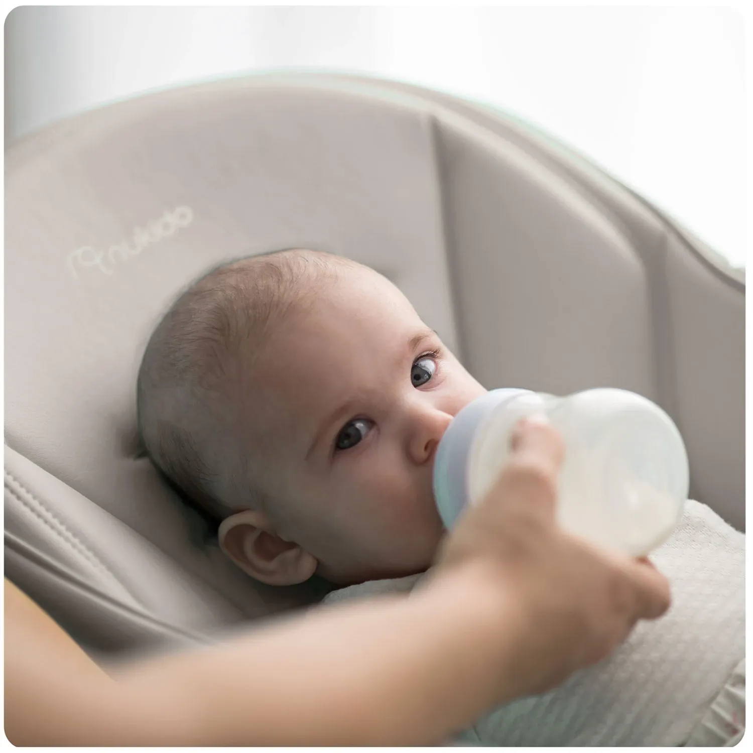 Vaikiška maitinimo kėdutė su staliuku, Belo batutas, pilkas + žaislų laikiklis - nuotrauka 1