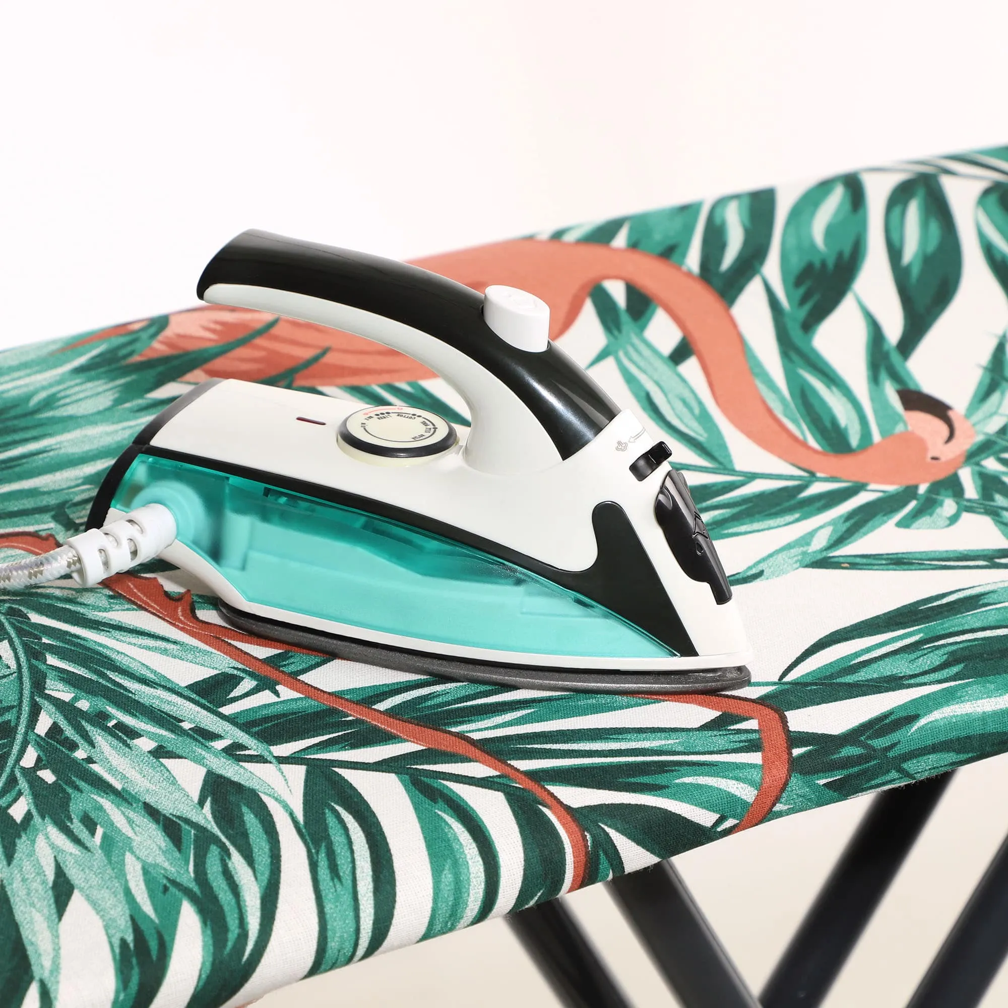 „Tena Flamingos“ lyginimo lentos užvalkalas, tamprus, 132 x 48 cm