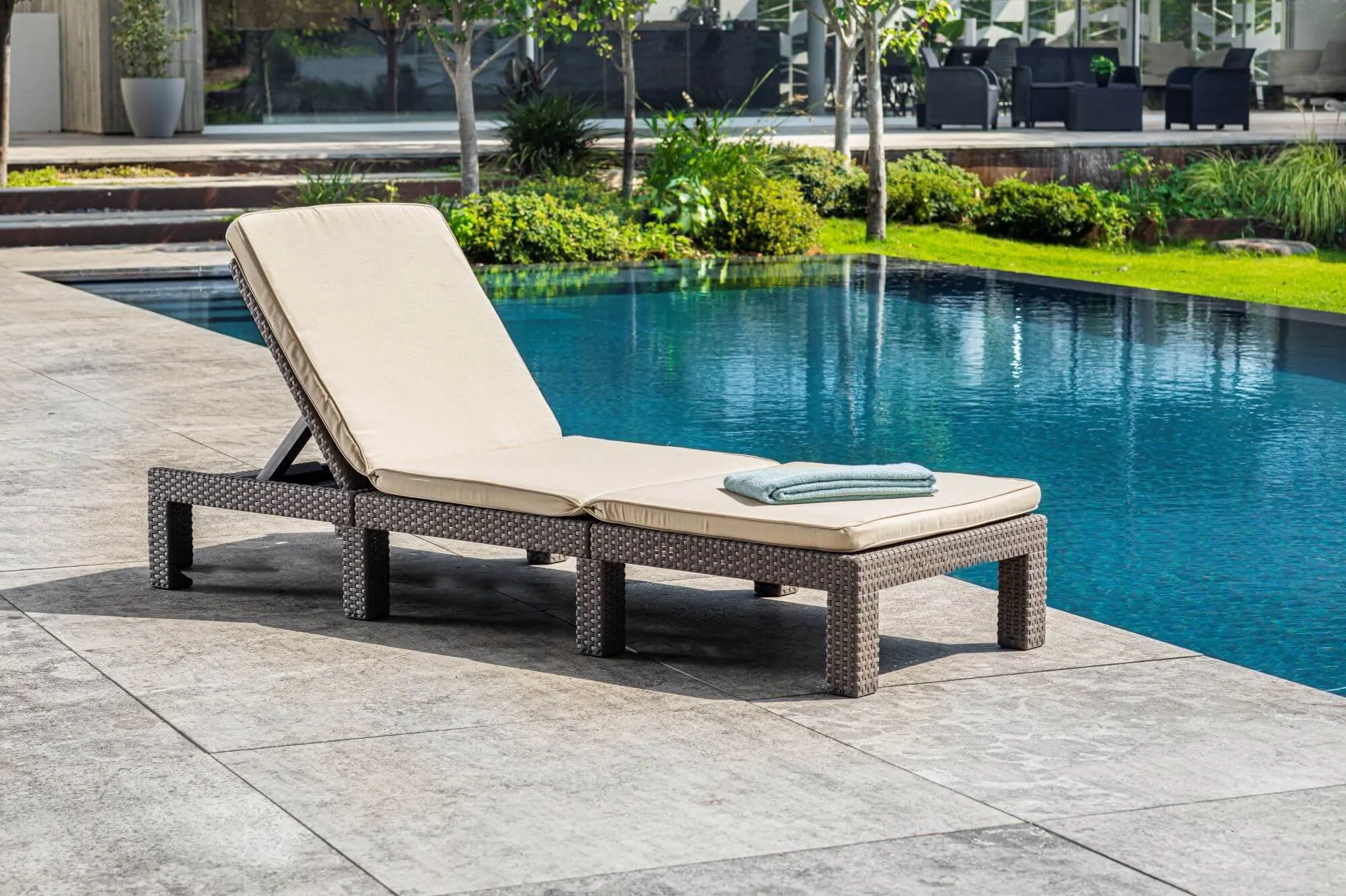 Keter Daytona Deluxe sodo gultas 65 x 195 cm, smėlio spalvos