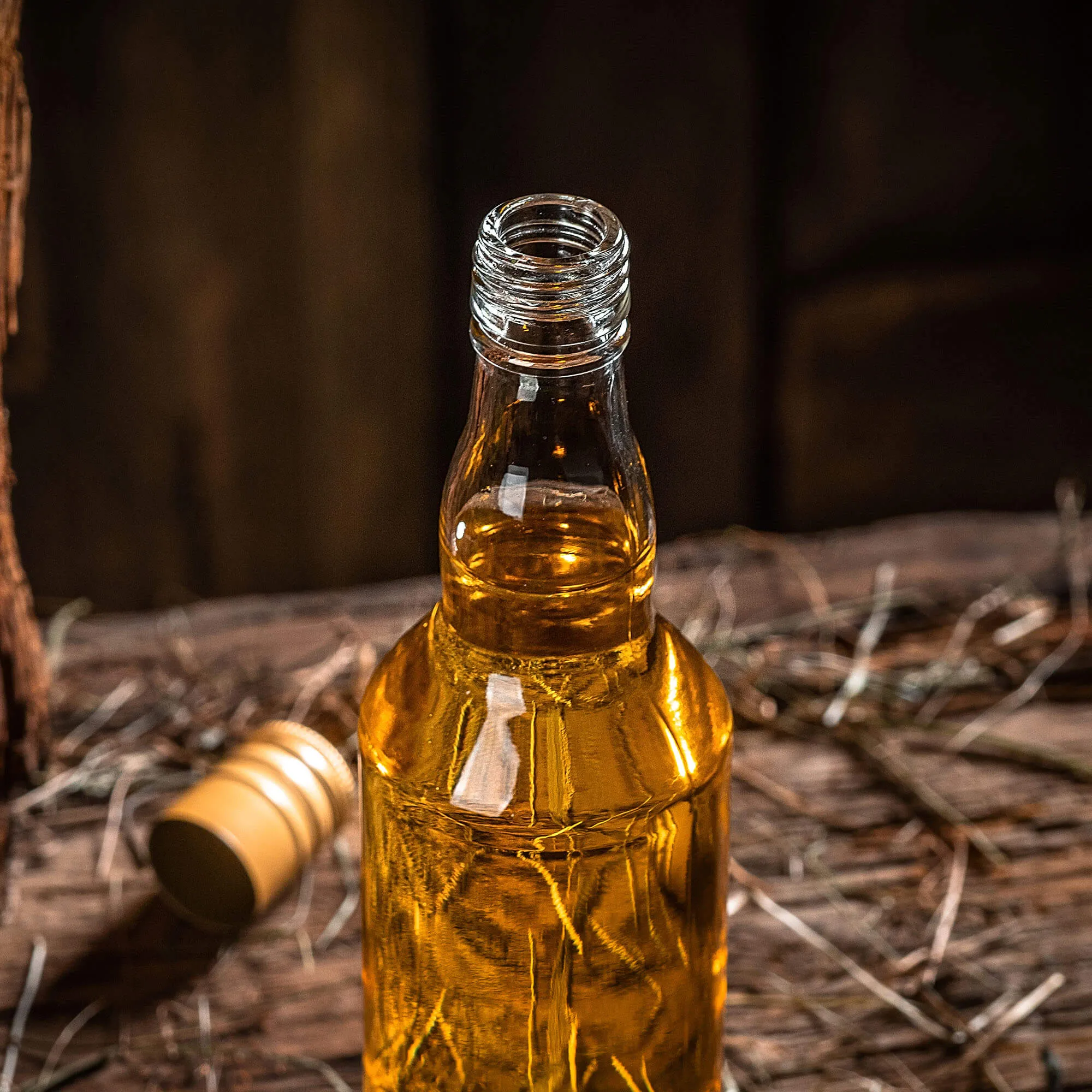 Monopol stiklinis butelis 500 ml su ilgu juodu dangteliu 1 vnt.