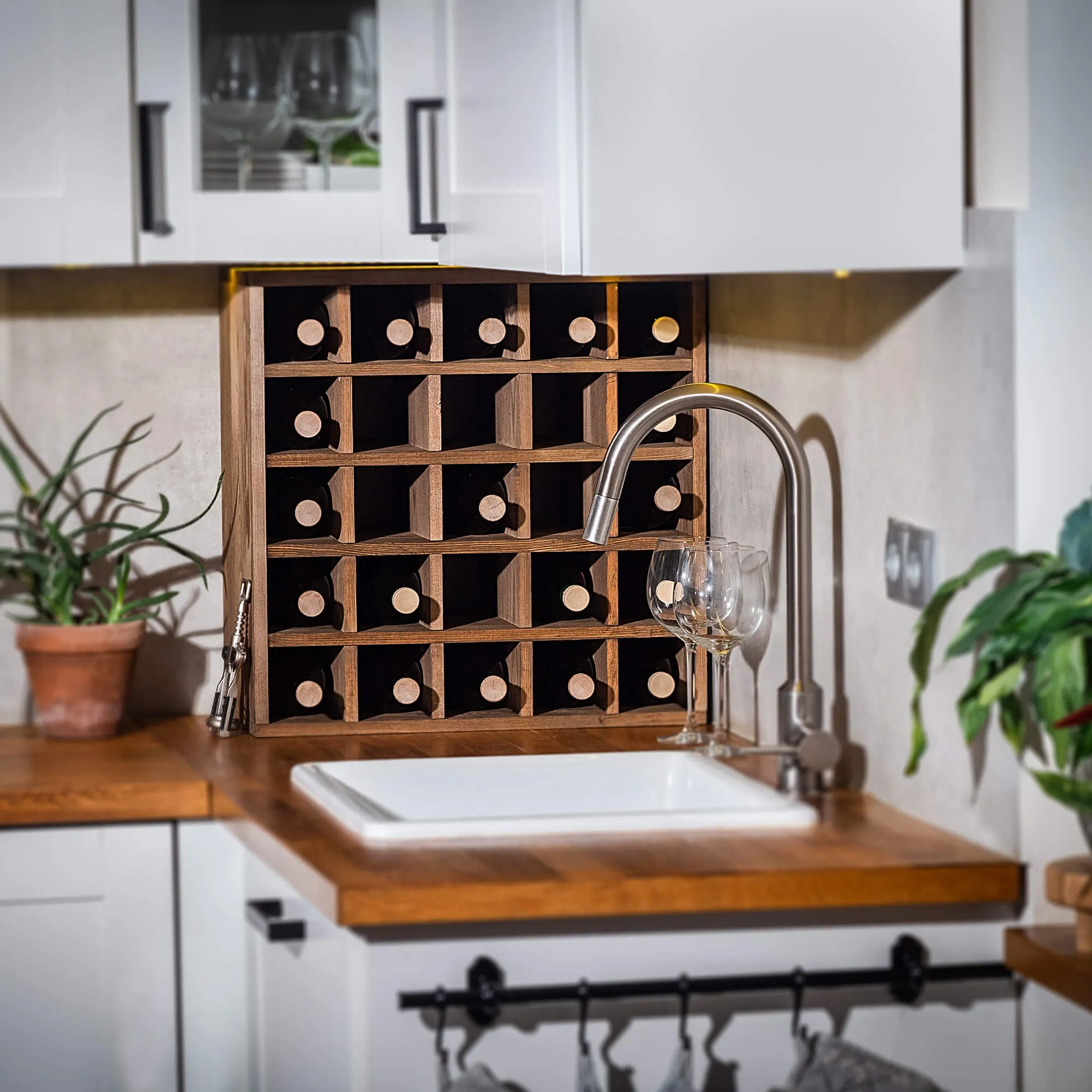 Loreo vyno lentynėlė, languota, medinė, tamsiai ruda