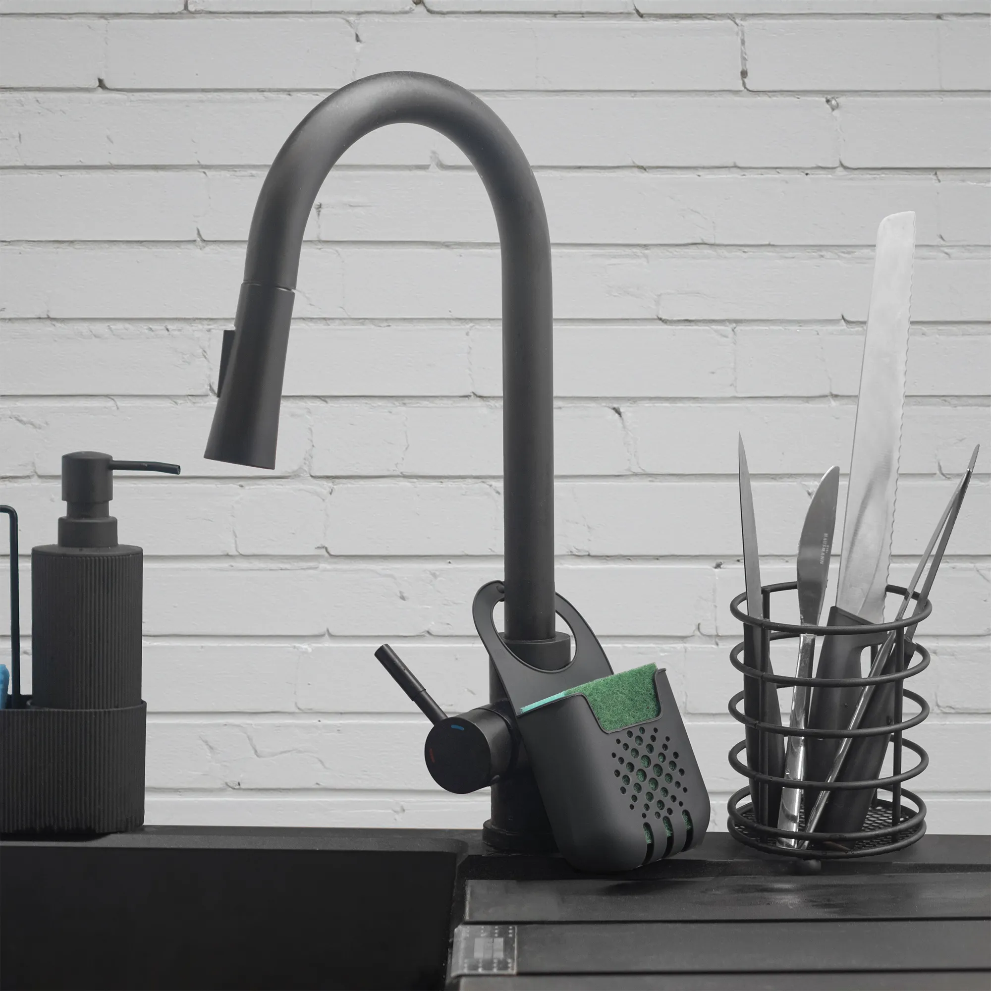 „Cascia“ pakabinamas organizatorius su kempine, juodas