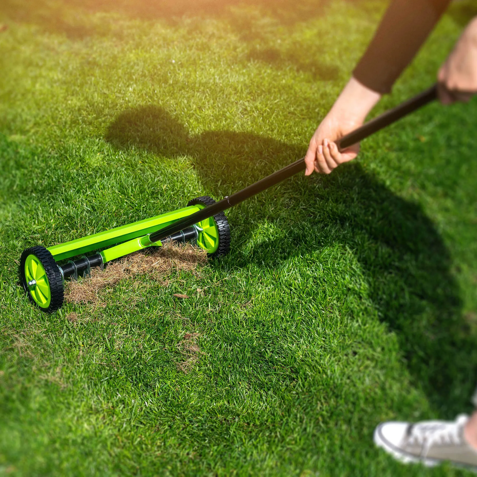 Rovigo vienpusis rankinis vejos aeratorius ant ratukų, 130 x 48 cm, žalias