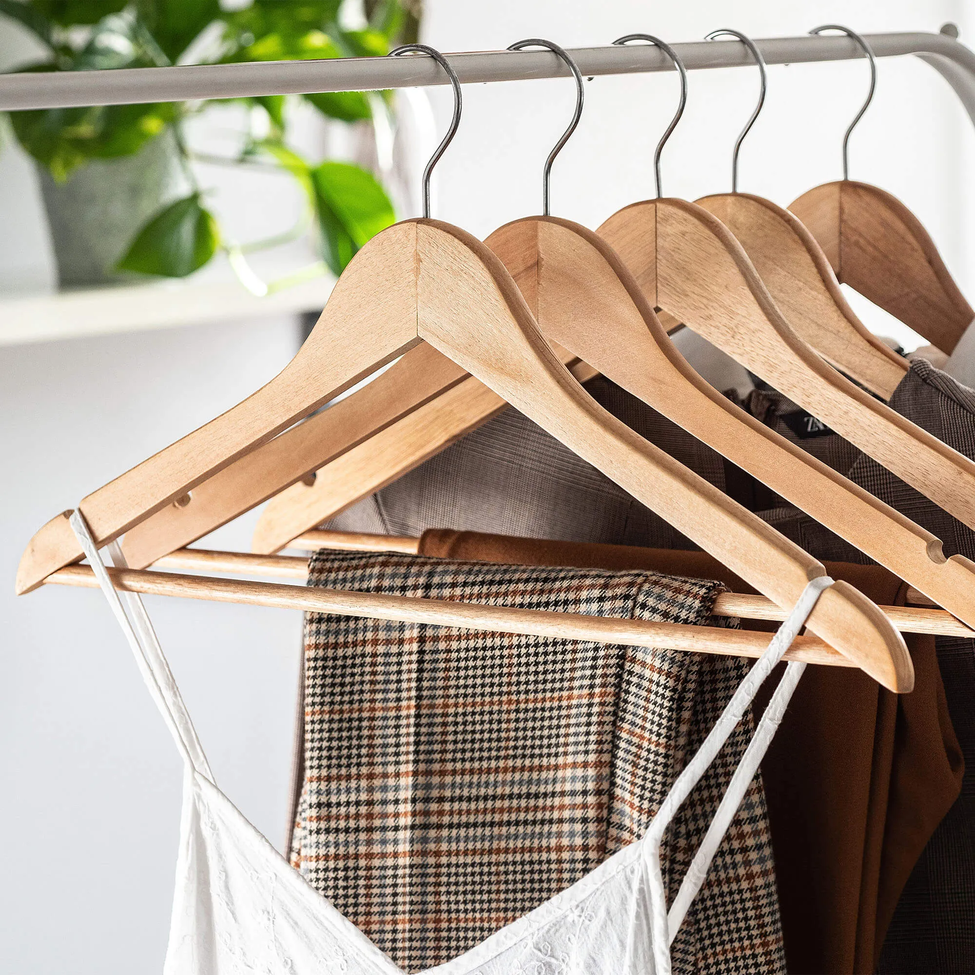 Medinis drabužių pakaba