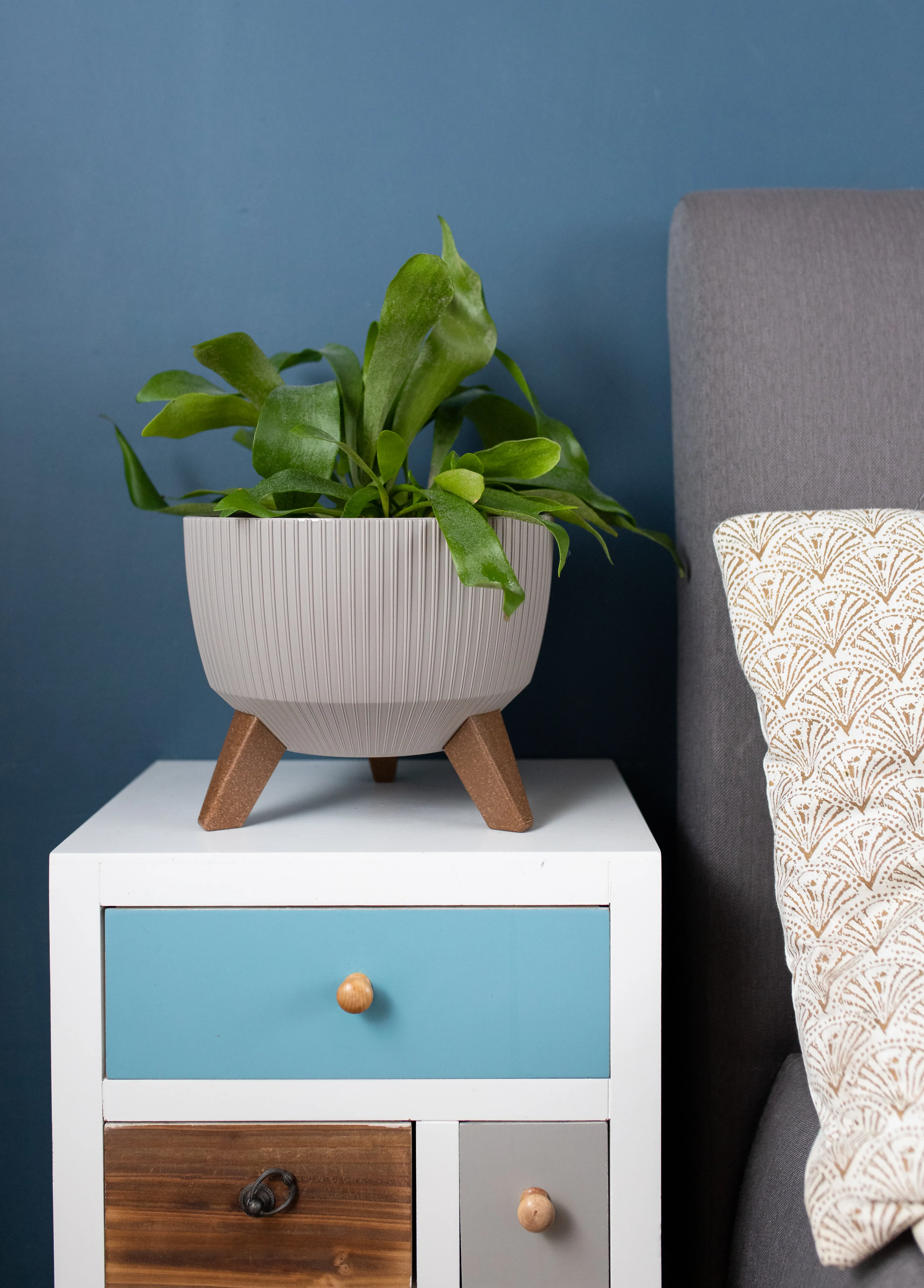 Milis gėlių dubuo su kojelėmis 29 cm