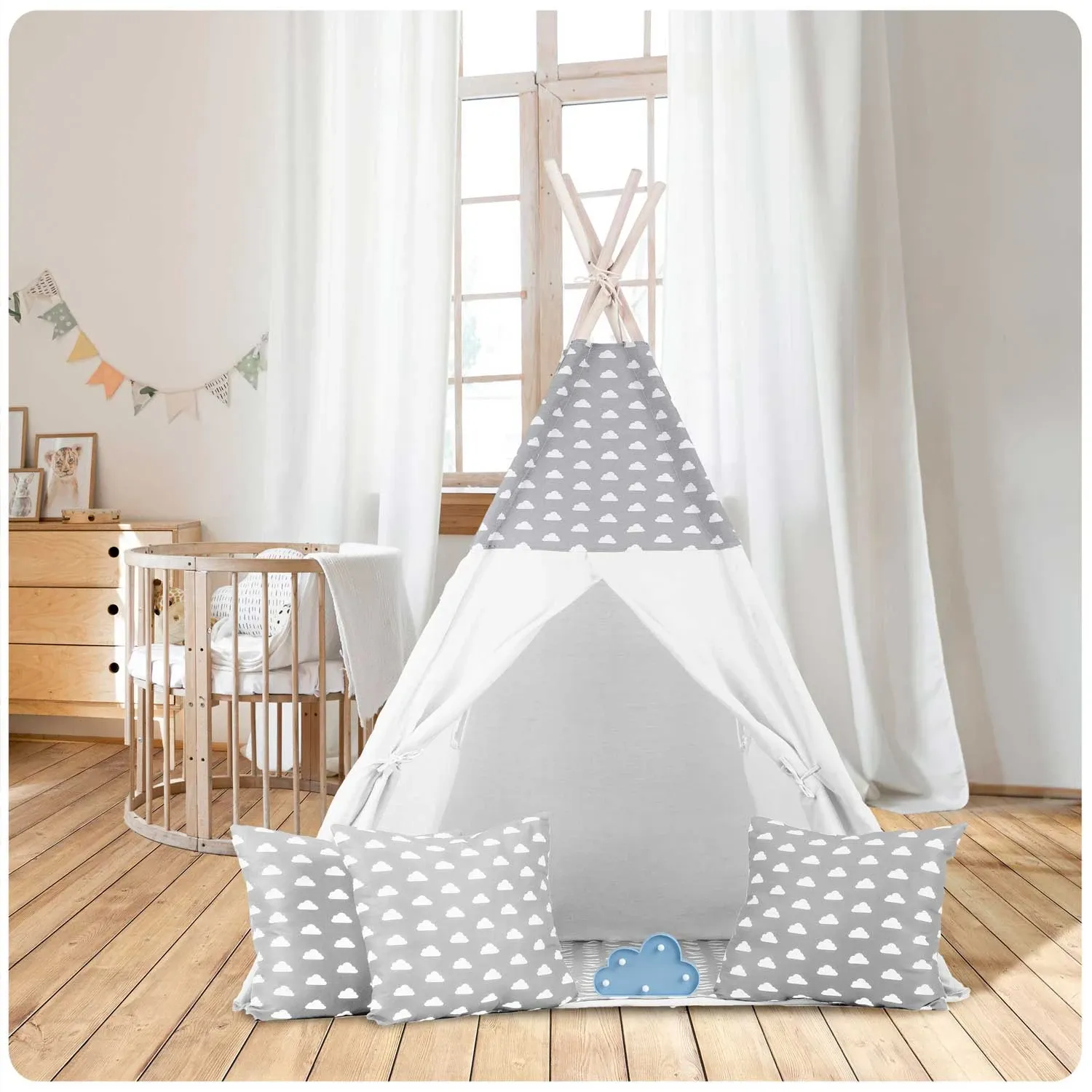 Vaikiška tipi palapinė su girlianda ir lemputėmis - šviesiai pilka su debesėliais - nuotrauka 1