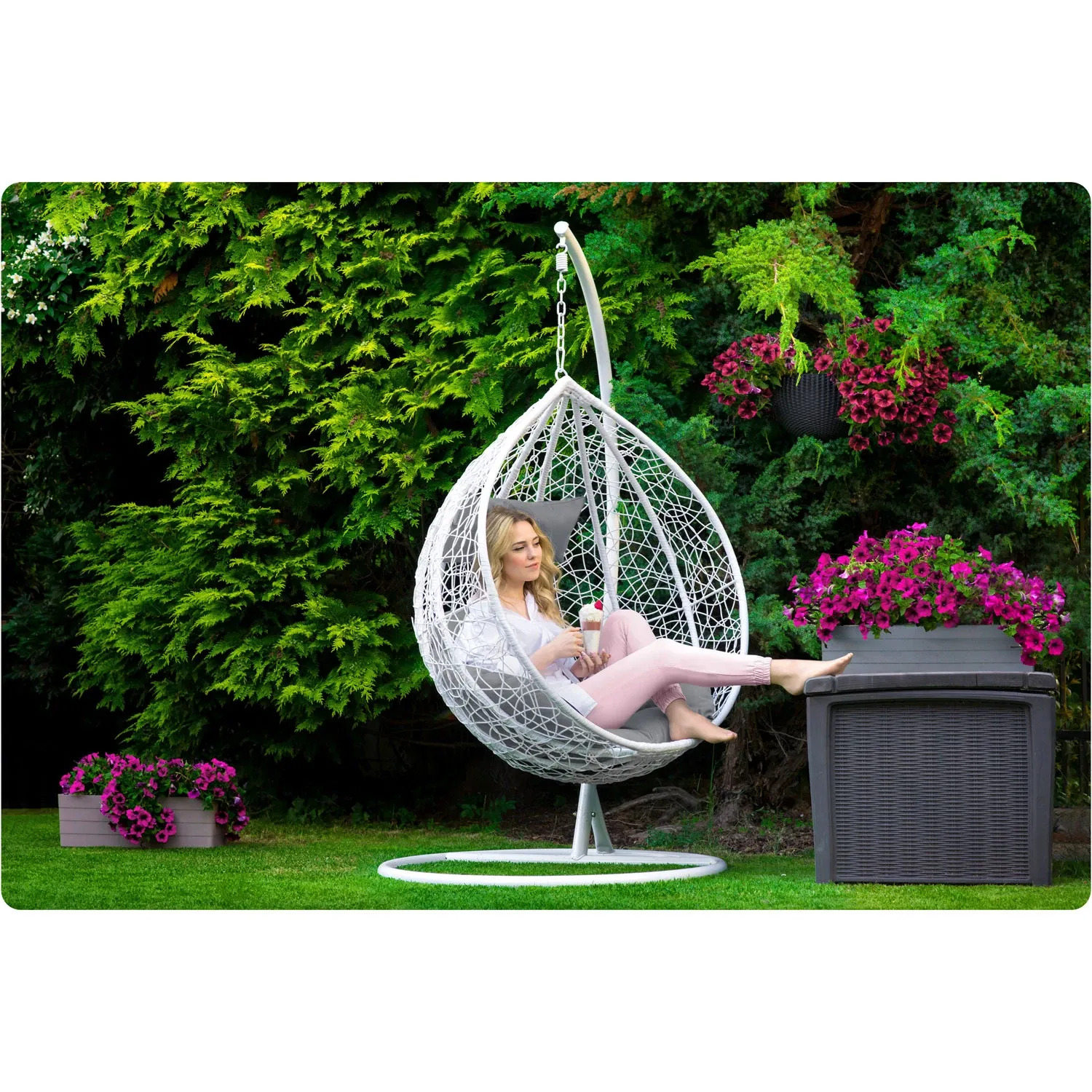 Havana pakabinama supamoji sodo kėdė, balta + šviesiai pilkos pagalvėlės - nuotrauka 1