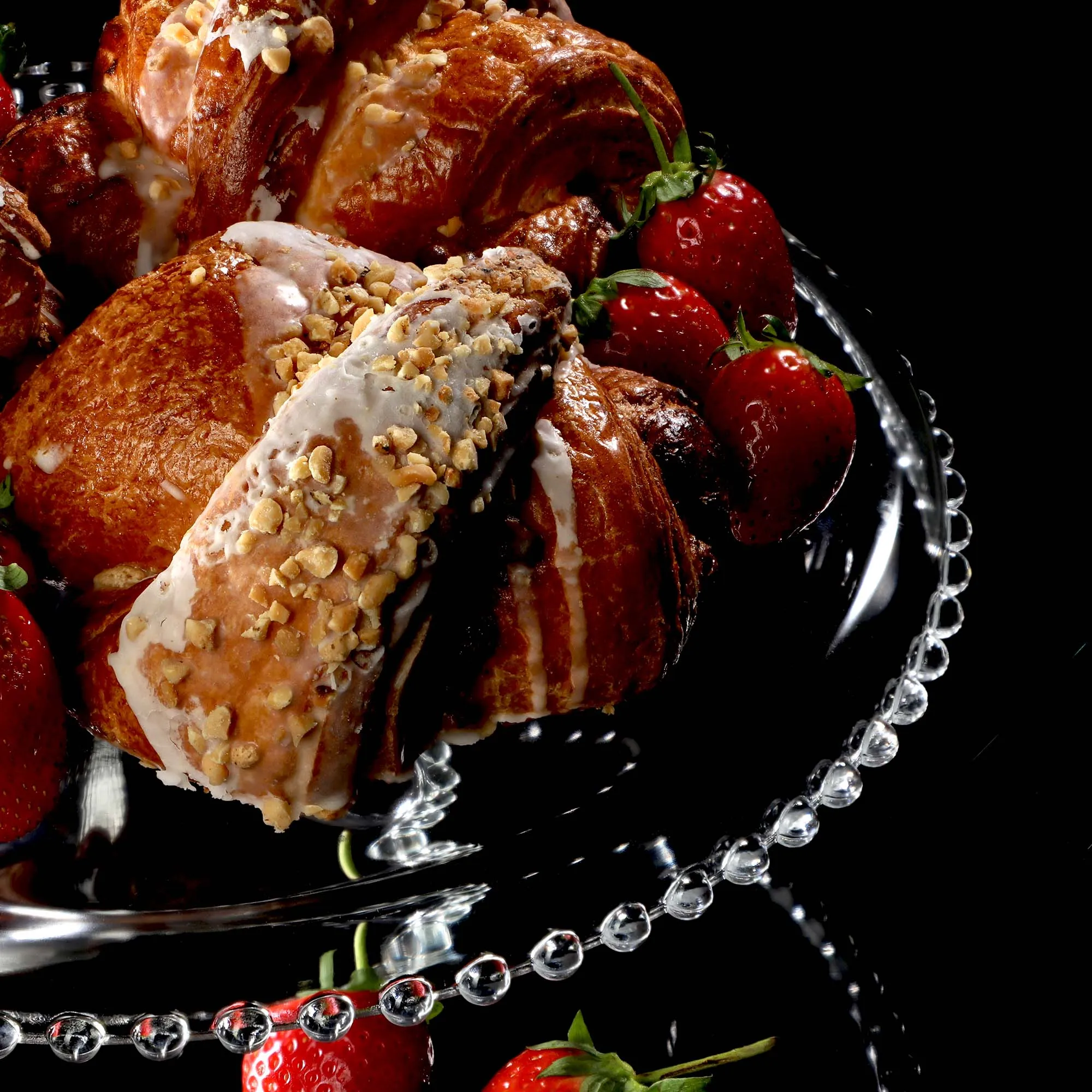 Assa torto stovas su dekoratyviniais rutuliukais 32 cm