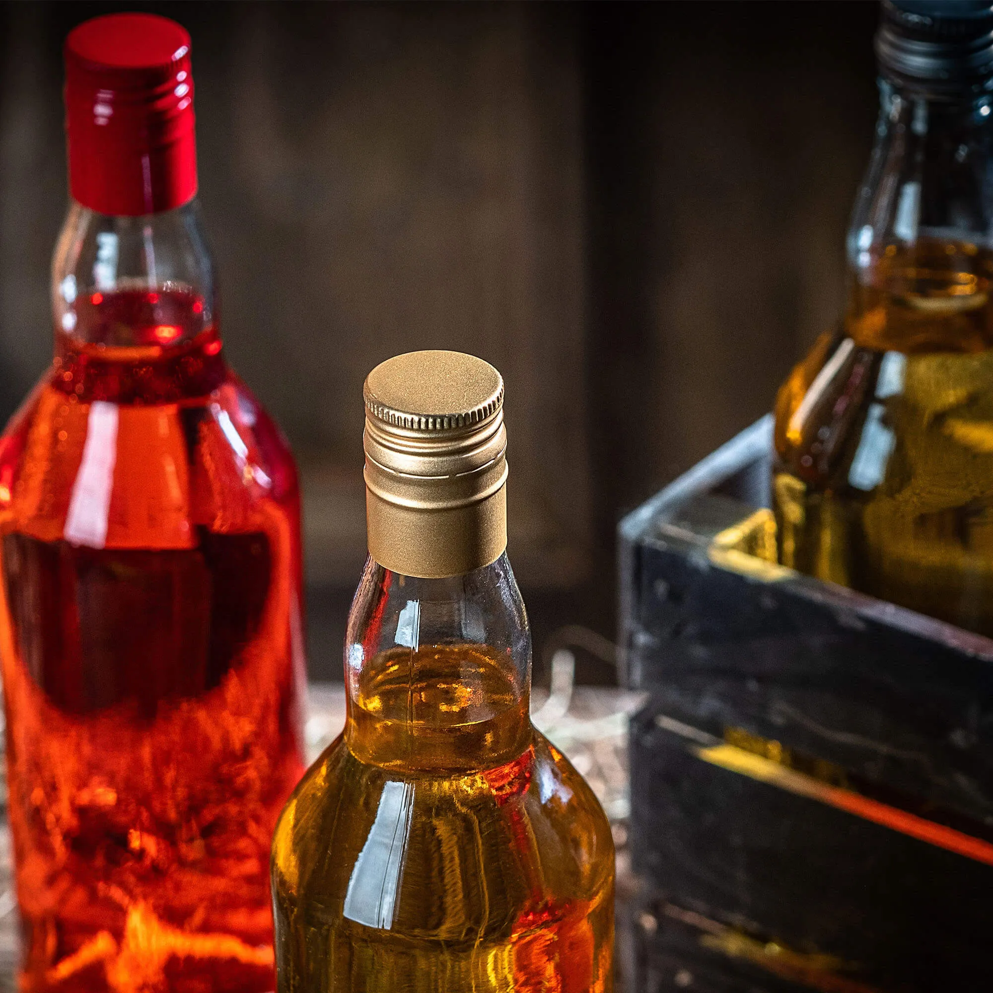 Monopol stikliniai buteliai 700 ml su ilgu auksiniu dangteliu, 40 vnt.