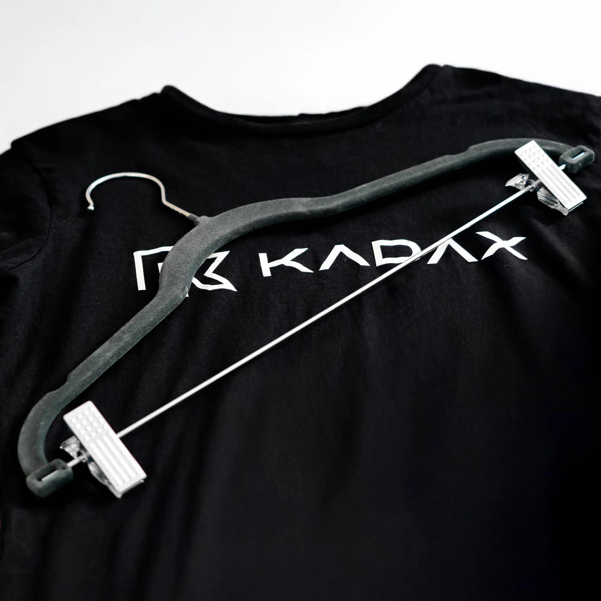 Aube kamšalu dengta drabužių pakaba su segtukais, tamsiai pilka, 12 vnt.