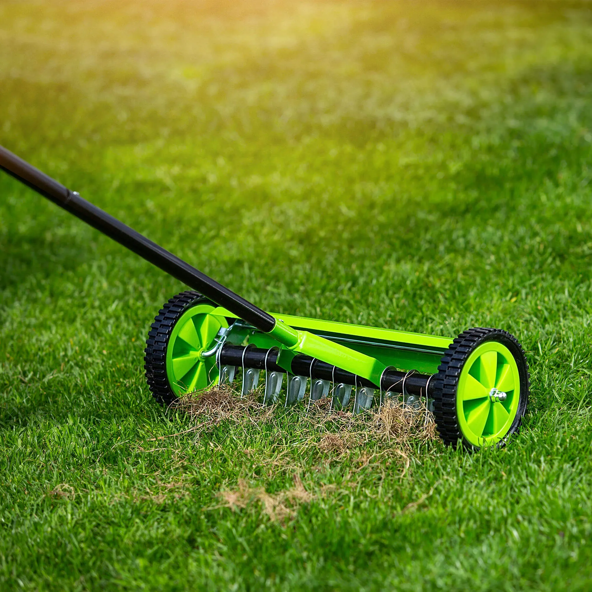 Rovigo vienpusis rankinis vejos aeratorius ant ratukų, 130 x 48 cm, žalias