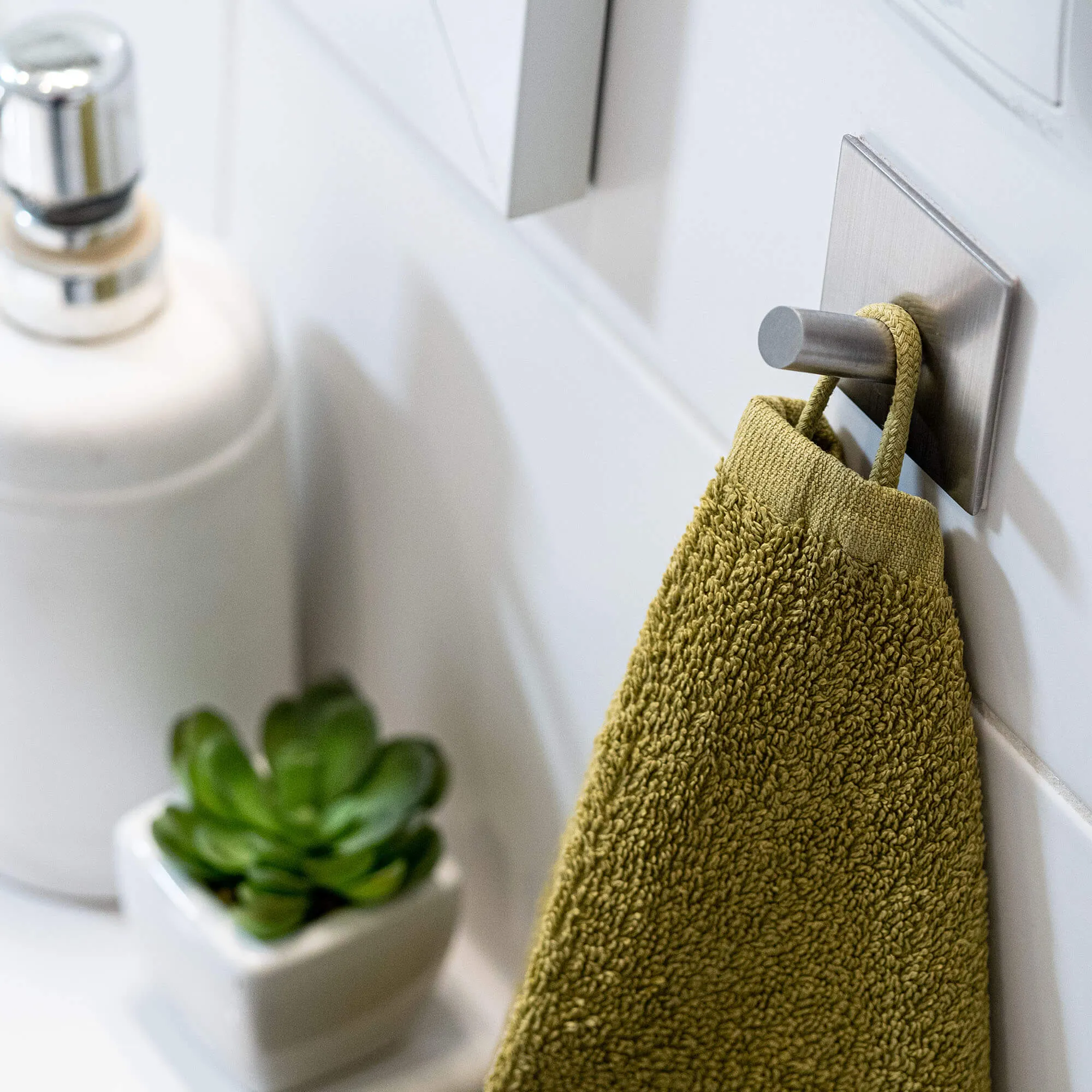 Kvadratinis lipnus vonios pakabukas, sidabro spalvos