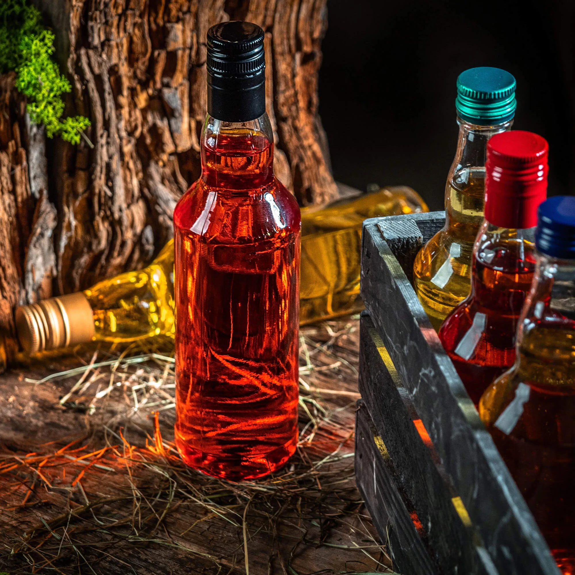 Monopol stiklinis butelis 500 ml su ilgu juodu dangteliu 1 vnt.