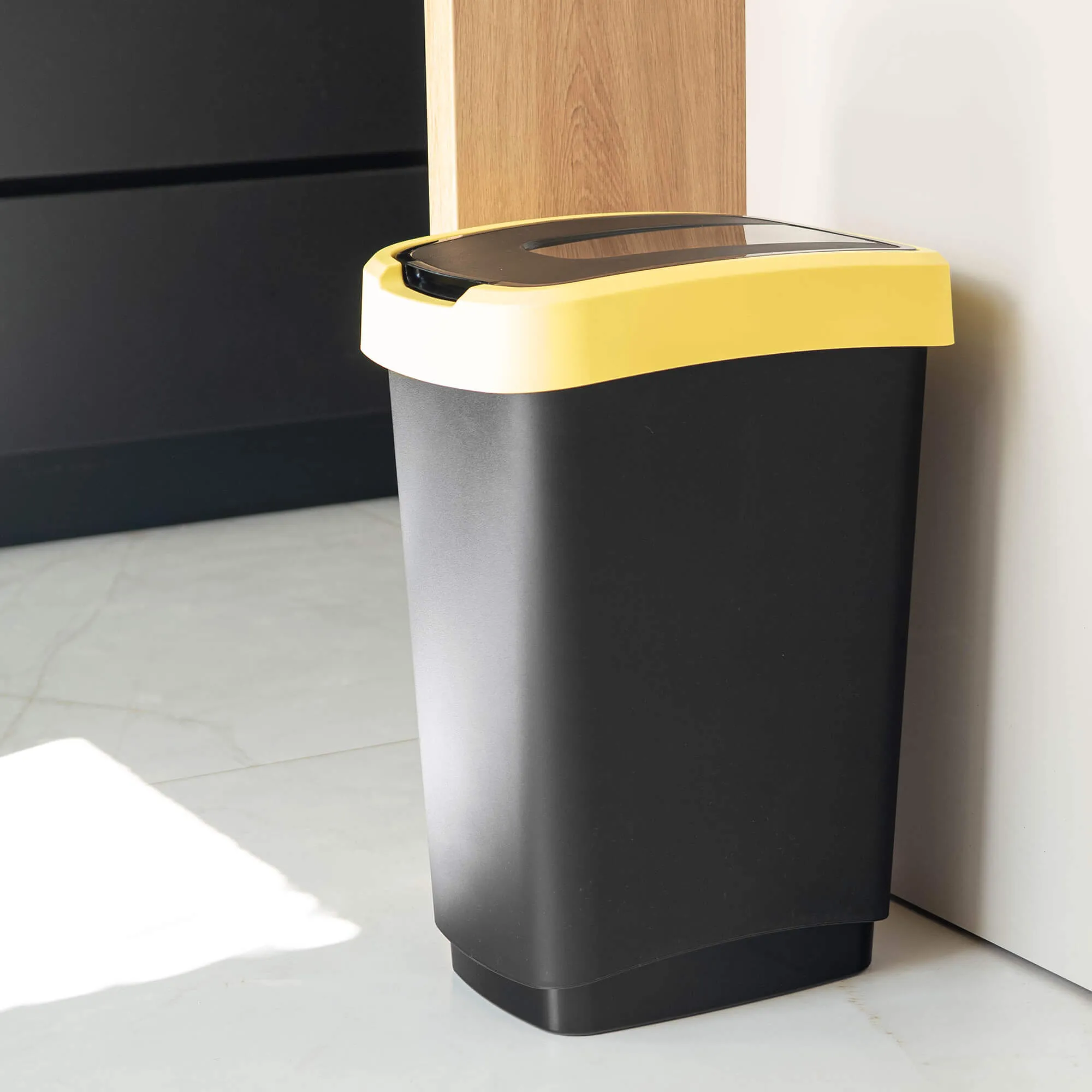 Morin 25 l šiukšliadėžė su besisukančiu dangčiu, juodos ir geltonos spalvos
