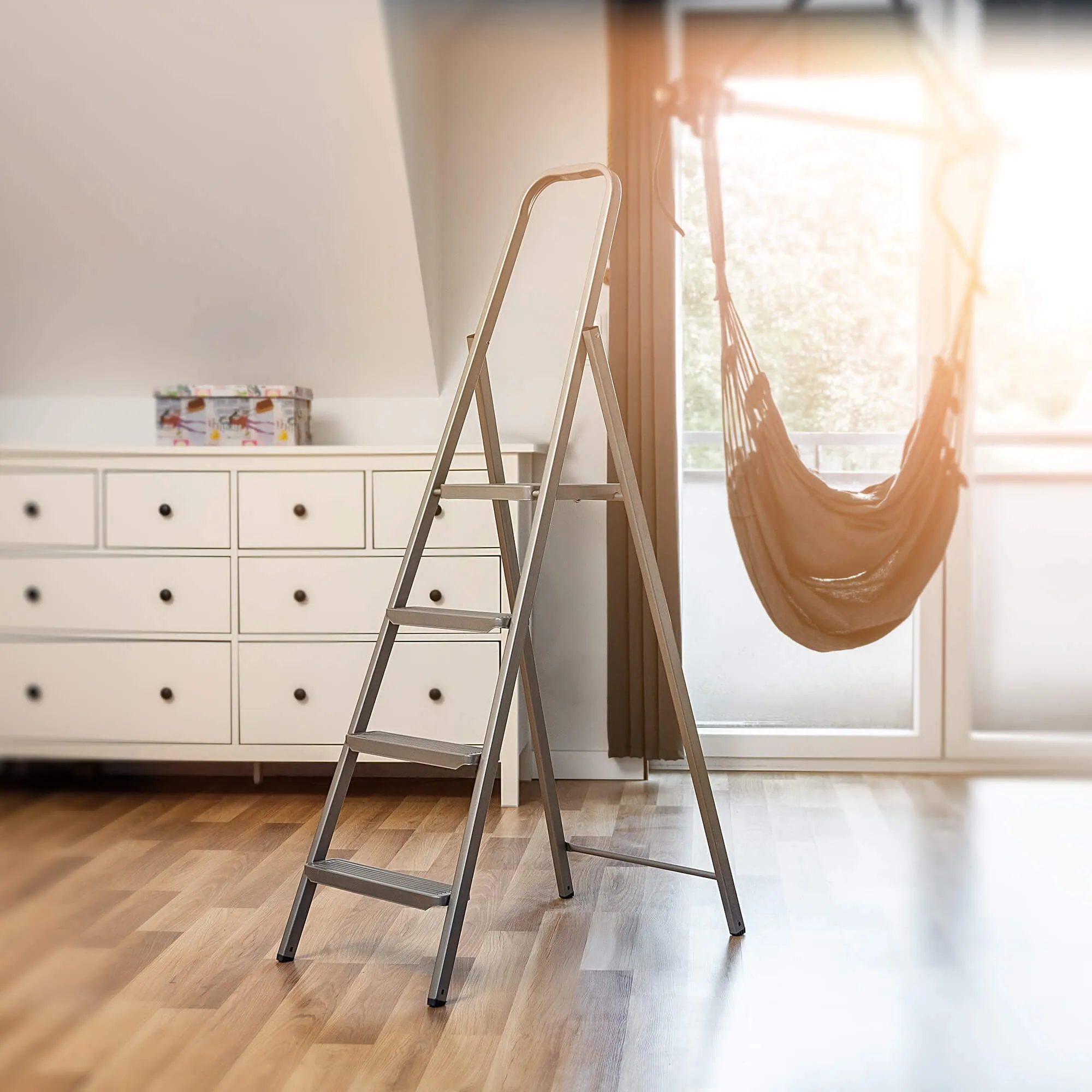 Plieninės kopėčios su platforma Ceriana 4 pakopų 125 kg