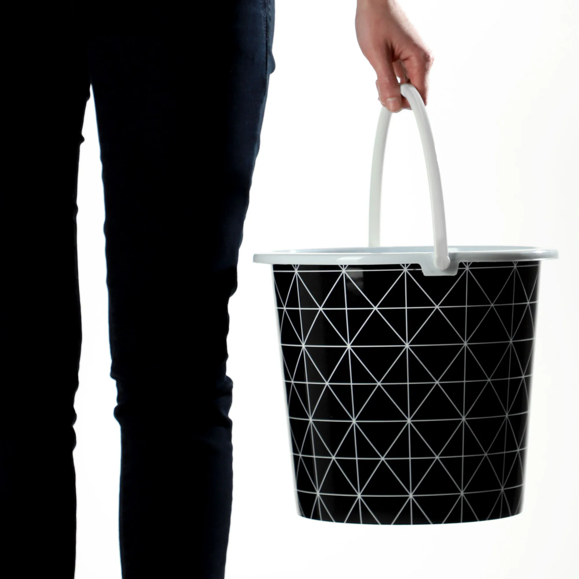 Ars 10 l plastikinis kibiras, juodas su trikampiais