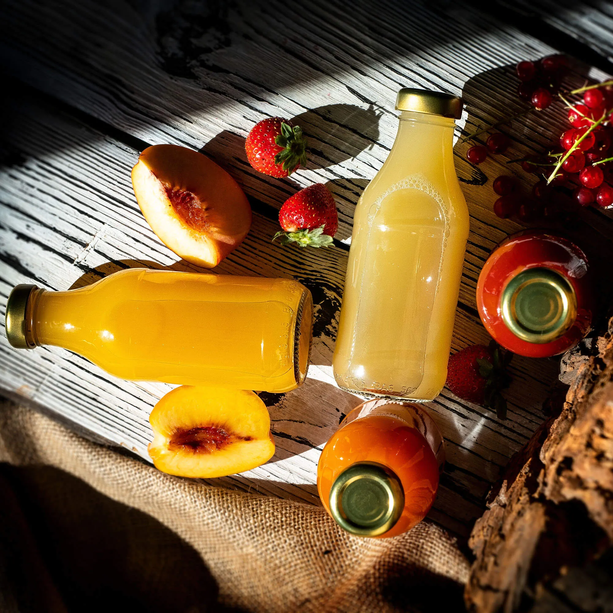 Potelle stikliniai sulčių buteliai 0,33 l su raudonu dangteliu, 10 vnt.