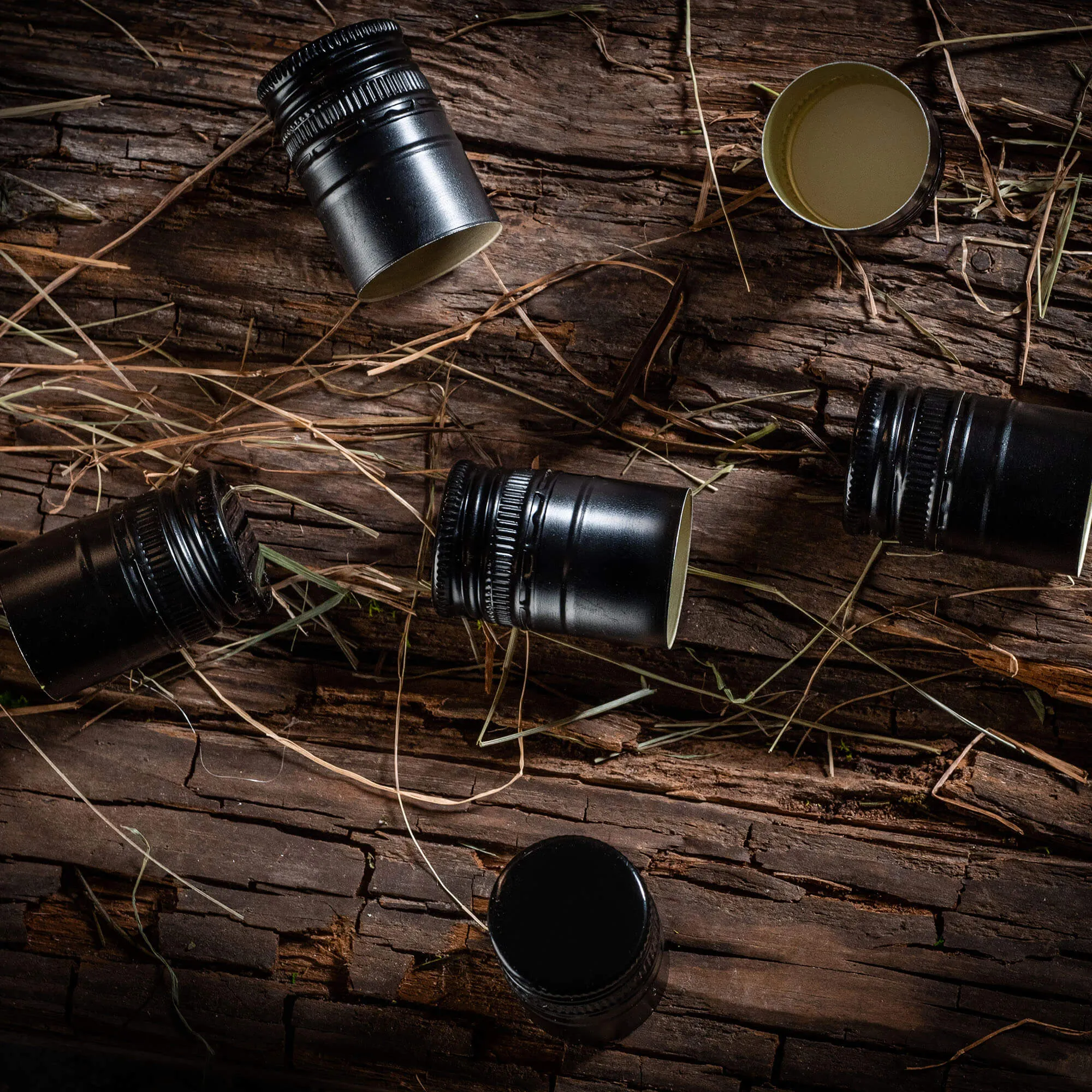 „Annot“ aliumininiai butelių kamšteliai, 31,5 mm skersmens, ilgi, juodi, 50 vnt.