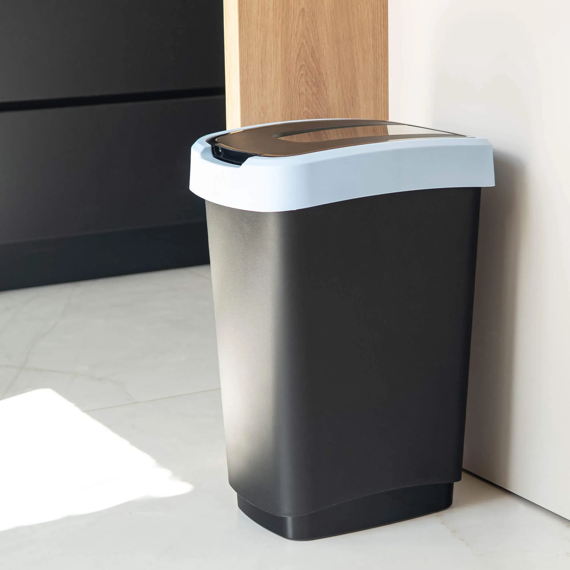 Morin 25 l šiukšliadėžė su besisukančiu dangčiu, juodos ir mėlynos spalvos