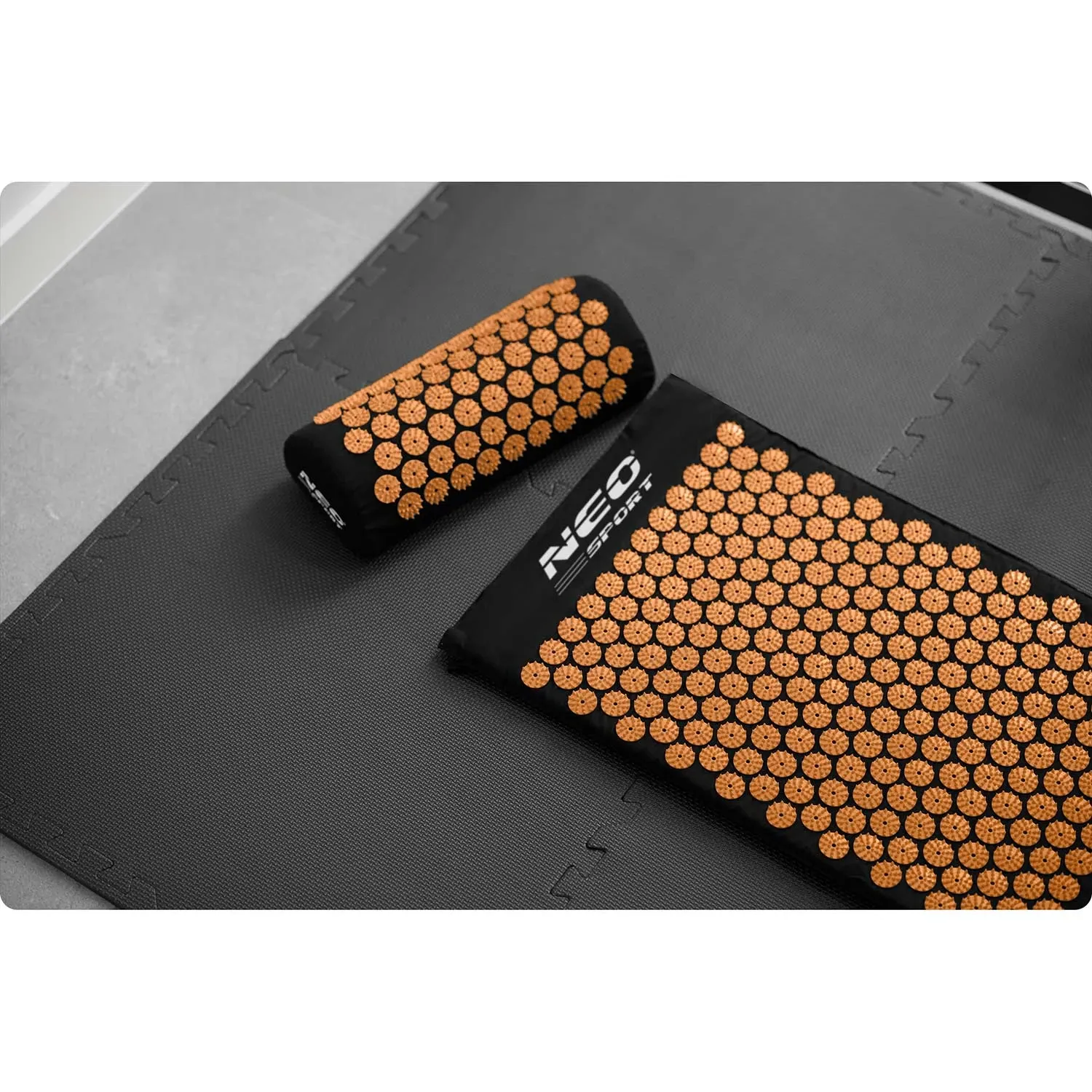Neo-Sport NS-901 juodas ir auksinis akupresūros kilimėlis su smaigaliais - nuotrauka 1